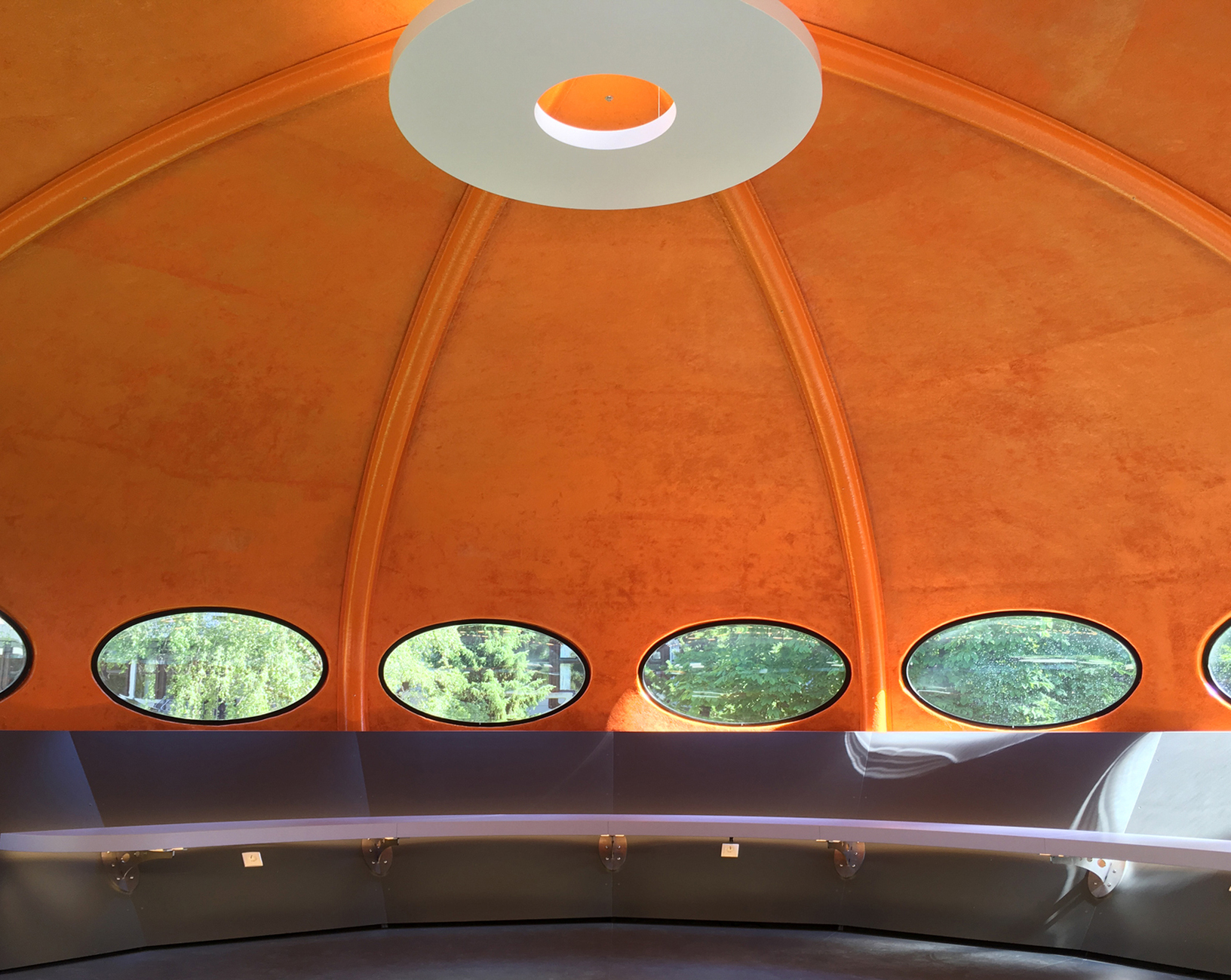 The round room is equipped with a surrounding bench.
