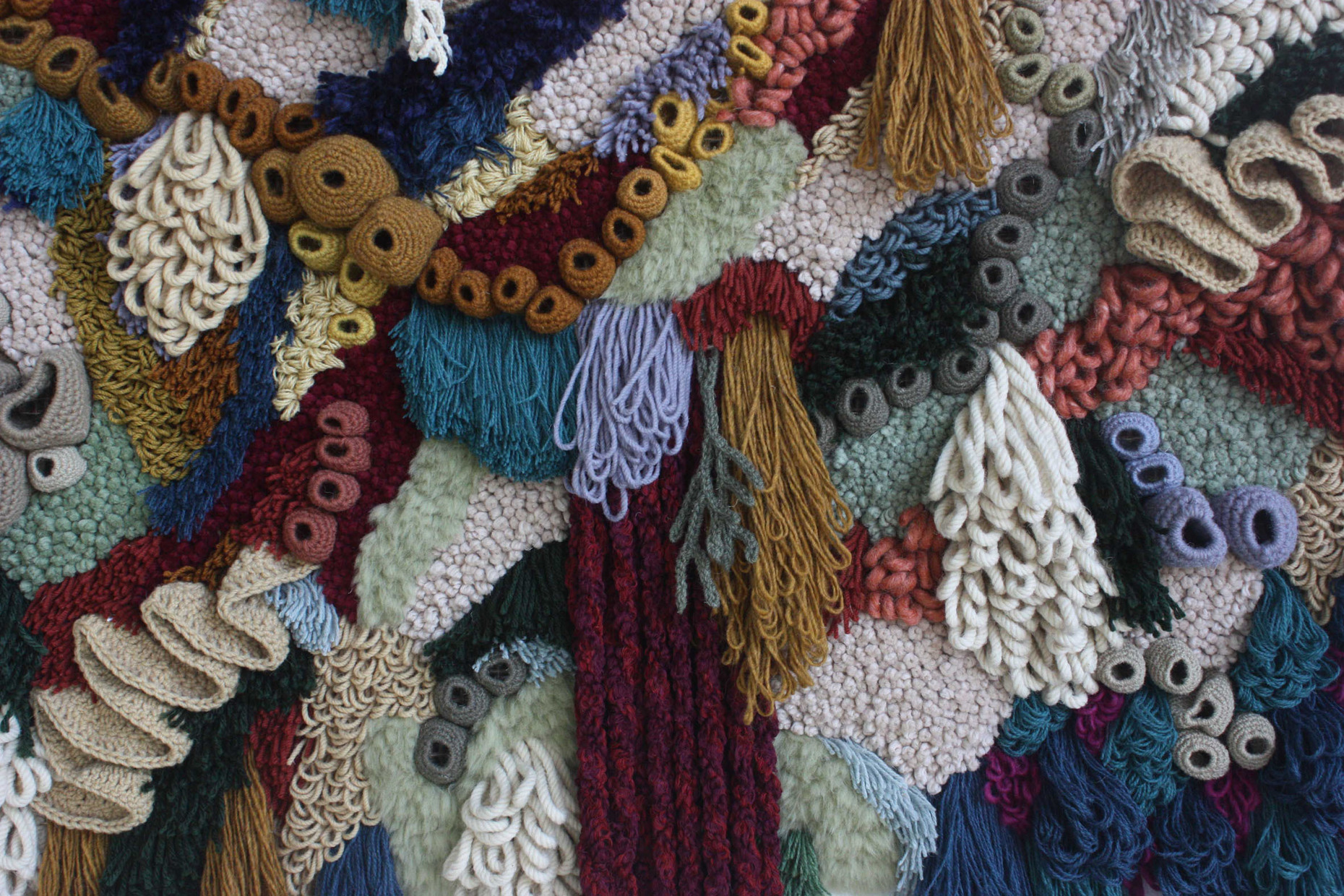 The artist Vanessa Barragão creates carpet art inspired by coral reefs - a highlight of the "Framing Trends" at Domotex 2019.