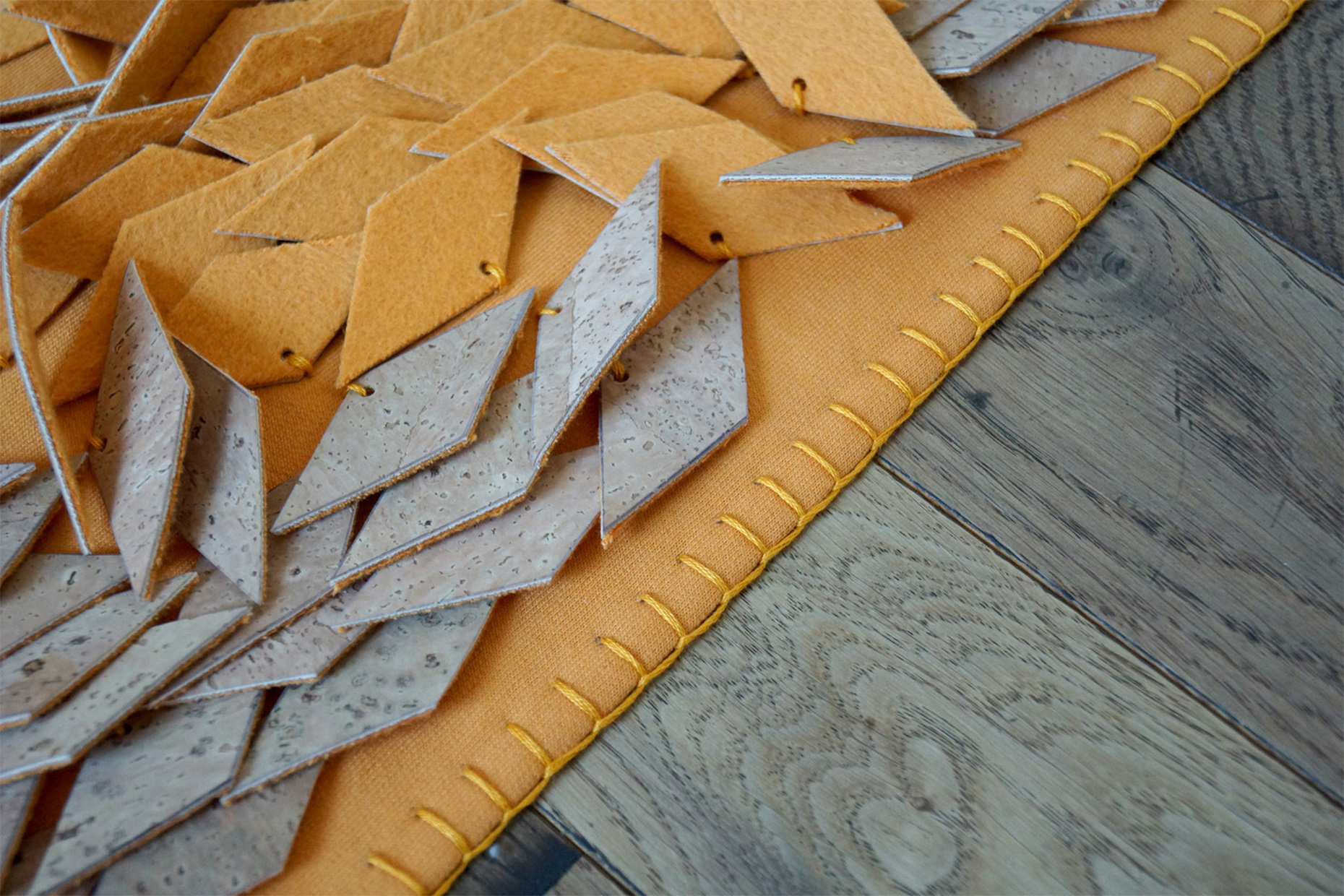 Vegan: When you walk on it, the cork sequins of the carpet, designed by Sarah Gerner and Johanna Kolb at the University of Applied Sciences and Arts in Hanover, turn over.