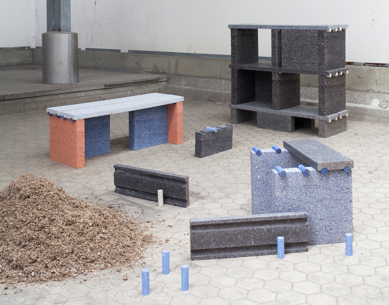 Möbel des jungen Designers Tim Teven aus einem Material auf der Basis von Recyclingpapier.