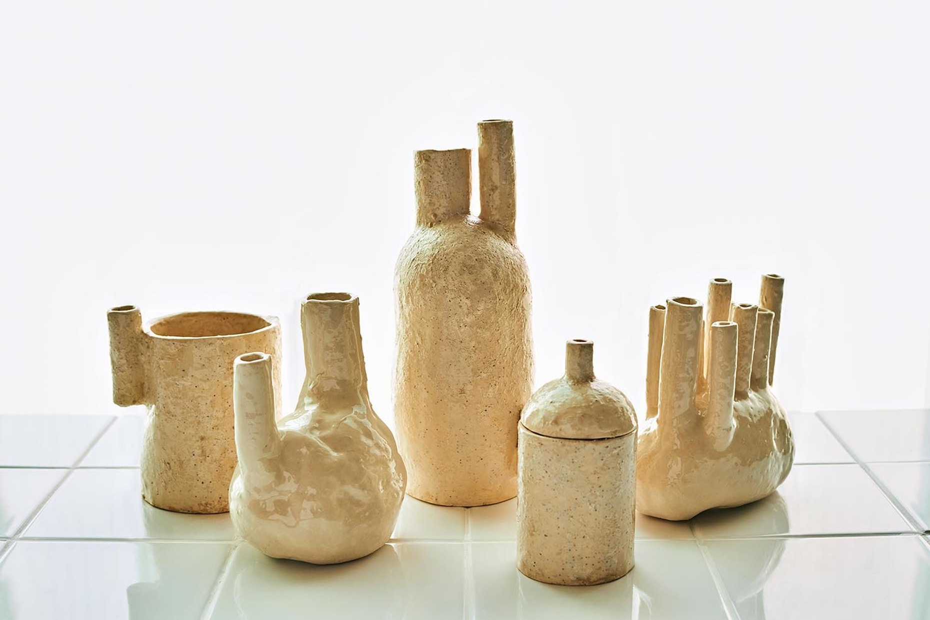 Keramikarbeiten von Sinae Kim mit einer Glasur auf Basis des menschlichen Urins.