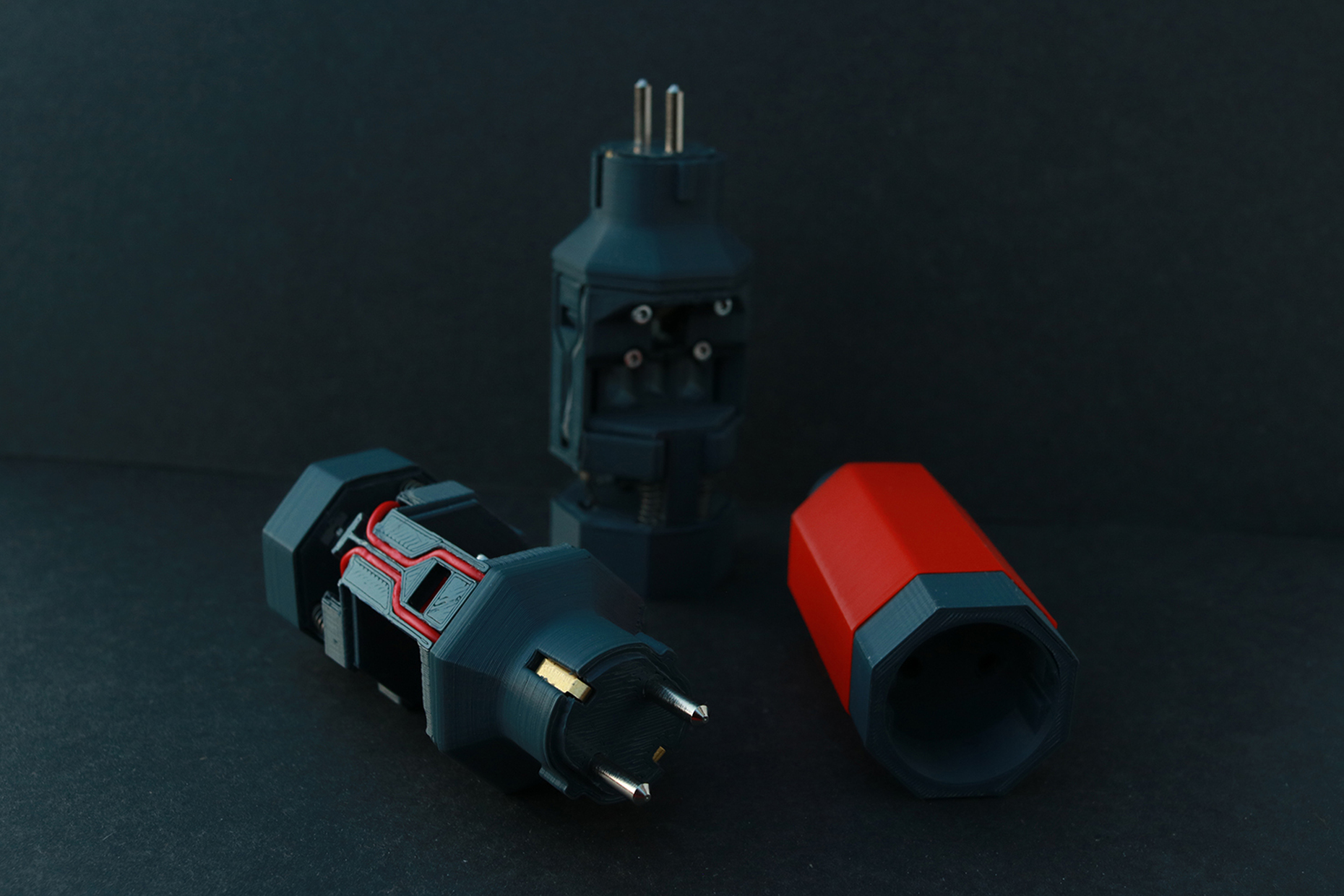 "Unplug", ein 3D-gedruckter Steckdosenadapter von Sabīne Silarāja, der beim Stromsparen helfen soll.