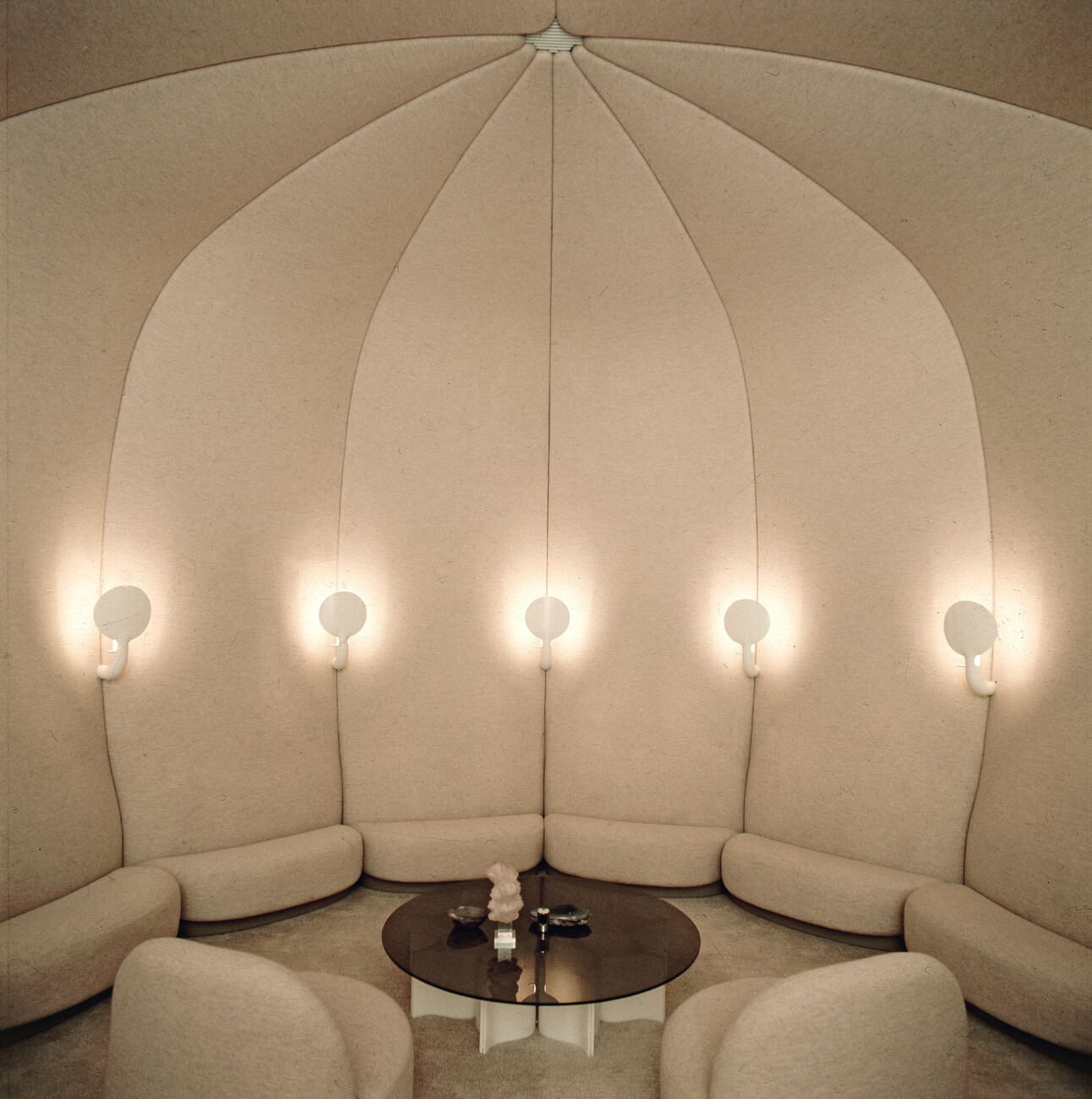 Im Auftrag von George Pompidou und dessen Frau Claude Pompidou, einer bekannten Förderin von Kunst und Design, schuf Paul Paulin 1970 die Smoking-Lounge im Elysée-Palast. Nun legt Nemo die dafür entworfenen Leuchten neu auf.