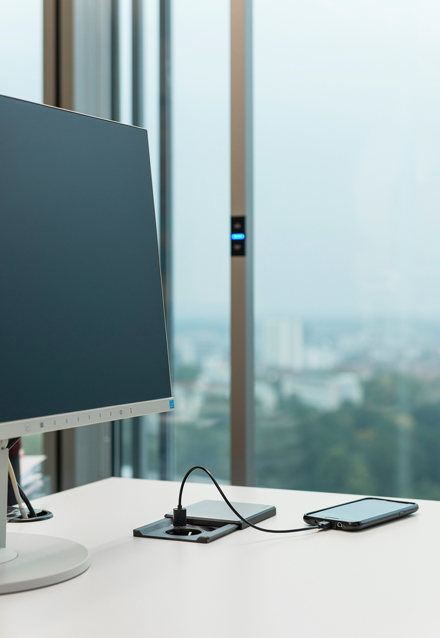 Easy to handle: Installed directly in the desk, the "Evoline Square80" module supports efficient working.