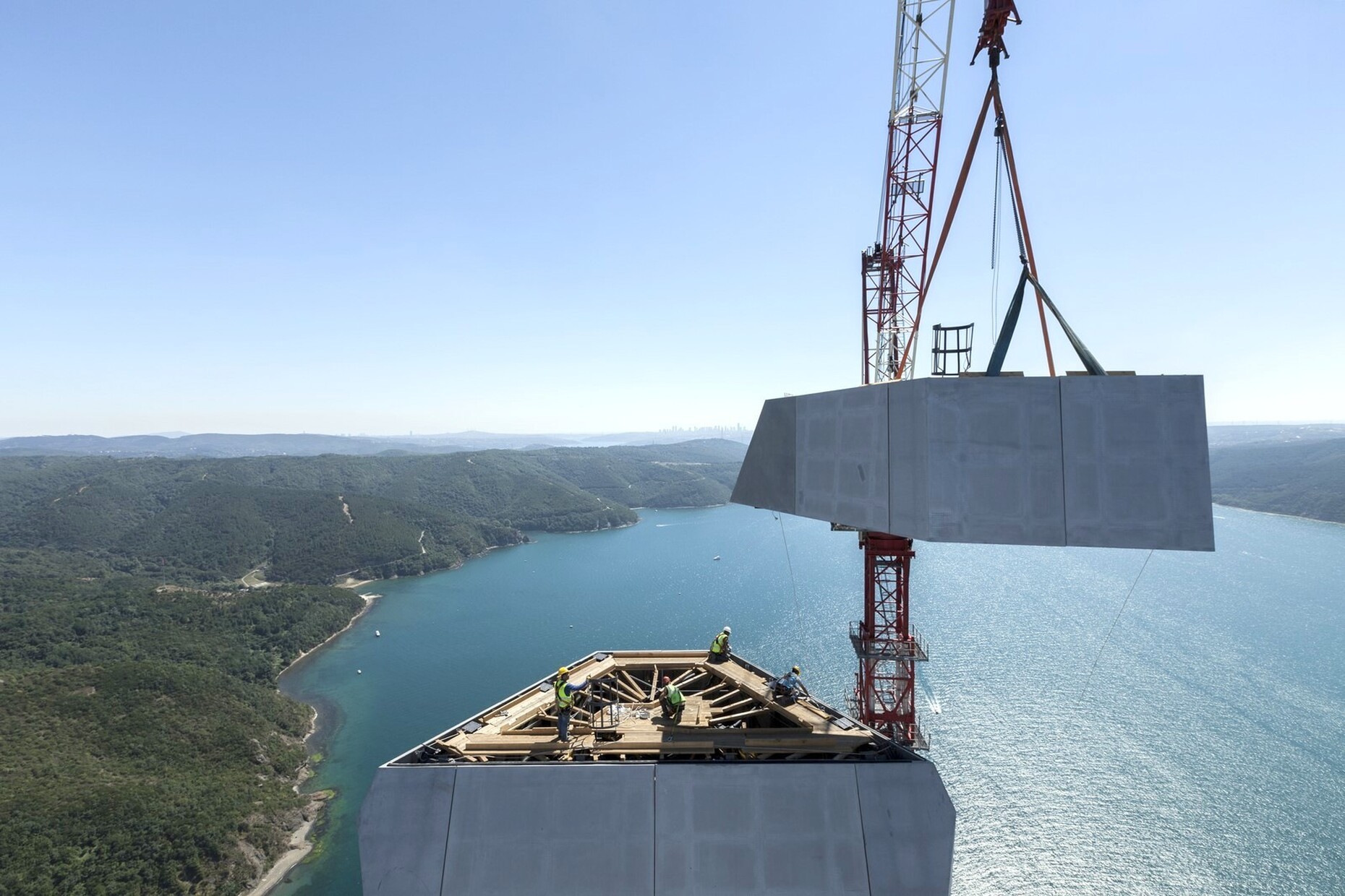 Fassadenelement mit textiler Bewehrung für die Yavuz-Sultan-Selim-Brücke bei Istanbul von Techtextil-Aussteller Solidian