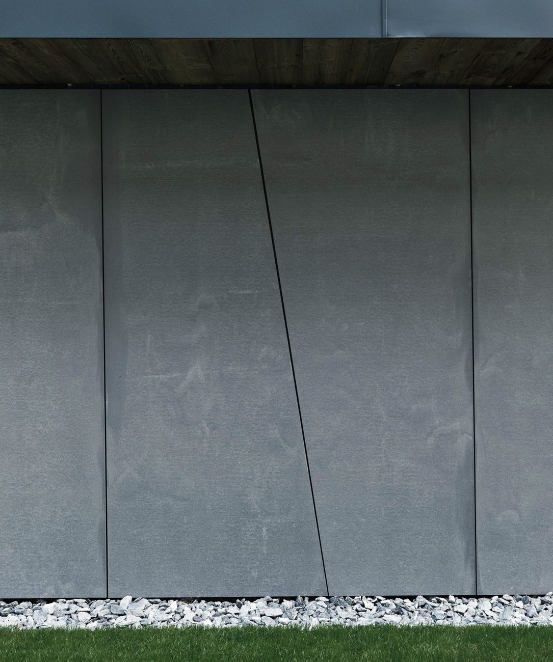 The panels with their “vintage” surface are a mere 13 millimeters thick and offer a diverse selection of colors and textures, laying the basis for highly individualized appearance.