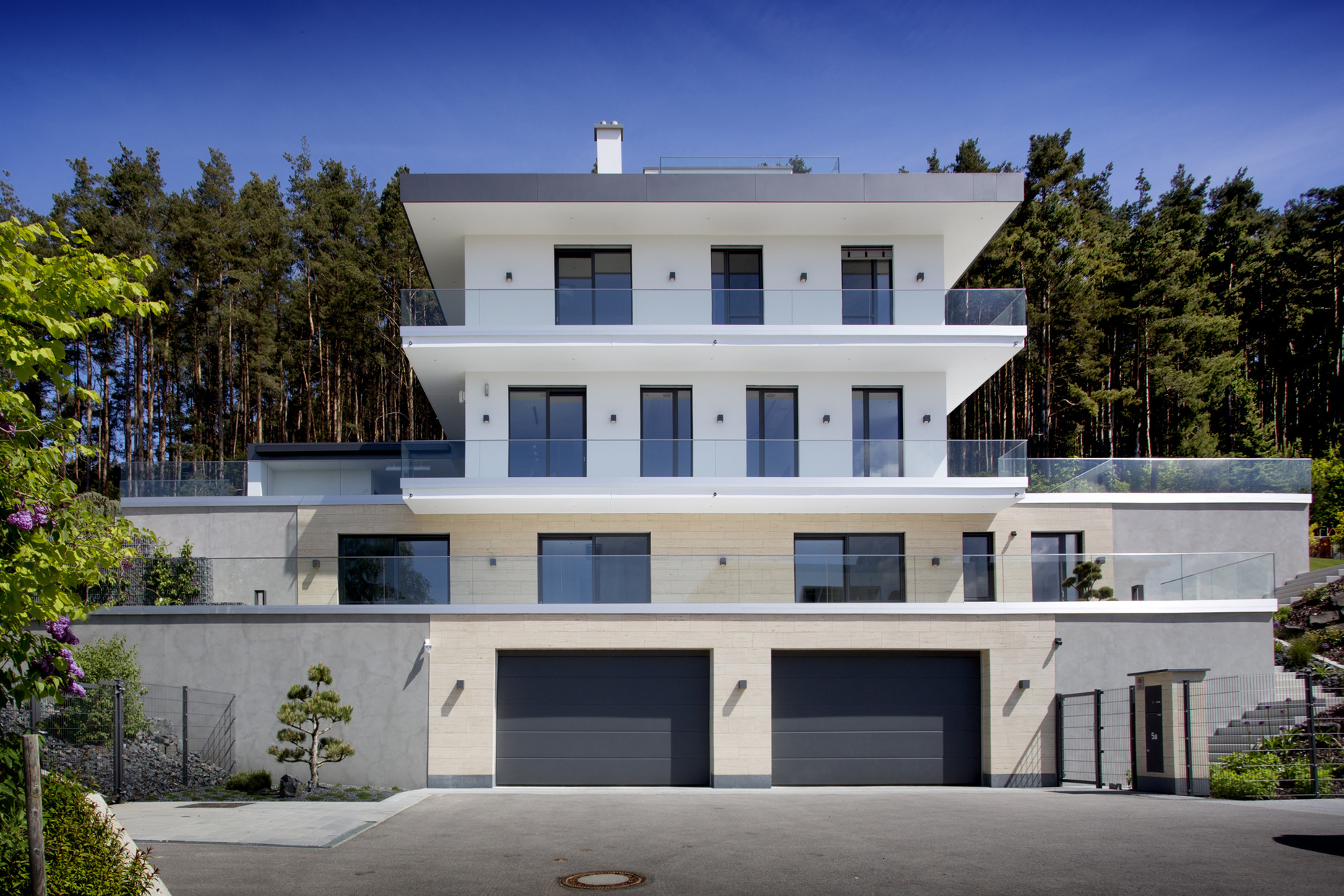 Das Sicherheits-System Alarm Connect lässt sich in die KNX Installation integrieren.