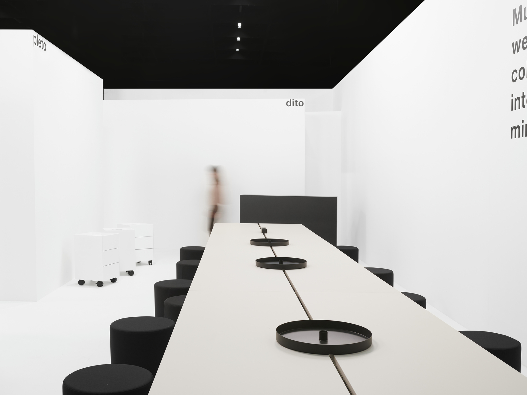 RelvãoKellermann divided the Gumpo stand into different room units - here a conference situation.