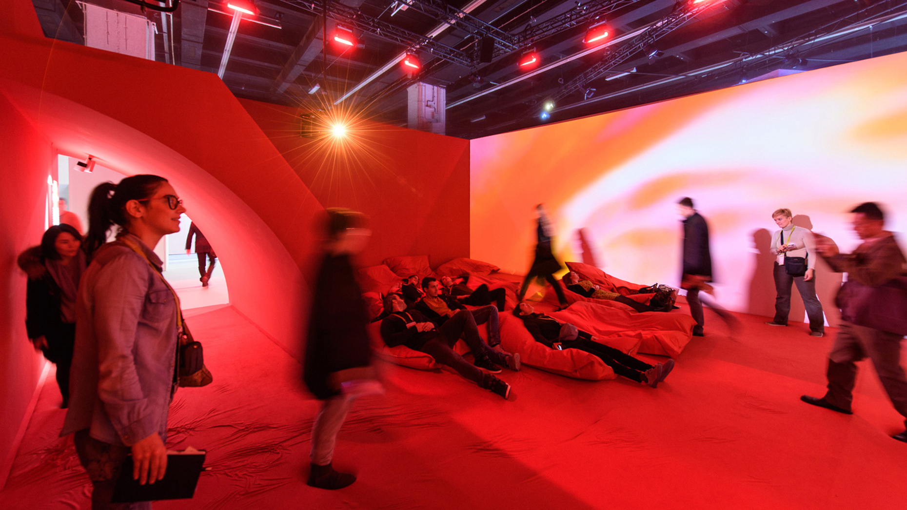 Activating and calming: Visitors were able to experience the effect being immersed in the colors red and blue can have on your mood.