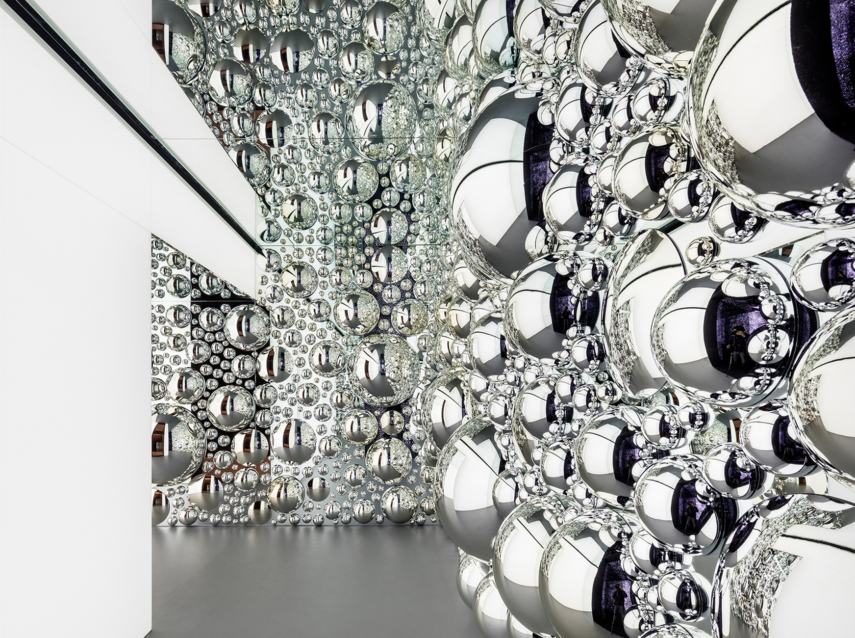 Spiegelnde Wasserstoffionen: Die weiteren vier Räume des Pavillons werden von Hyundai mit eigenen Lichtinstallationen bespielt.