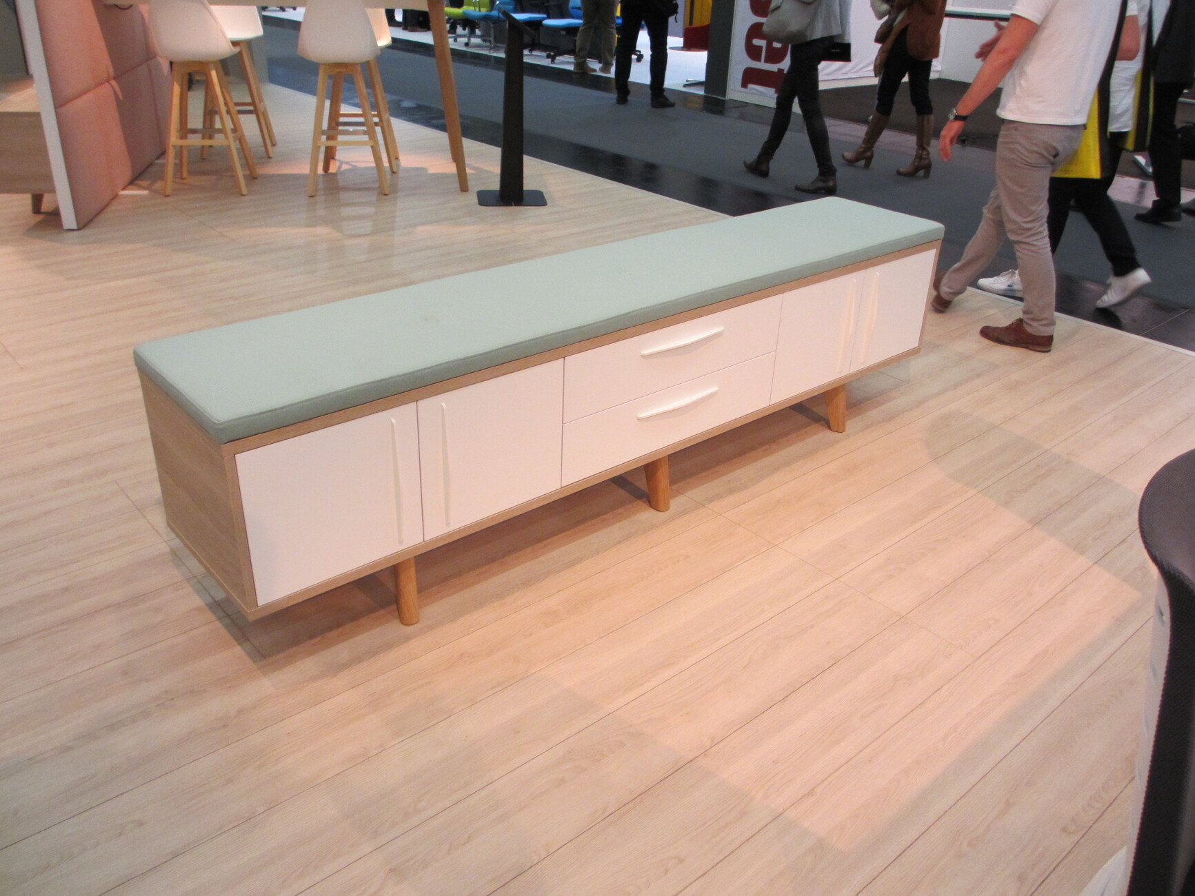 Sideboard mit Akustikpaneel als Sitzkissen, Furniko, Orgatec 2016