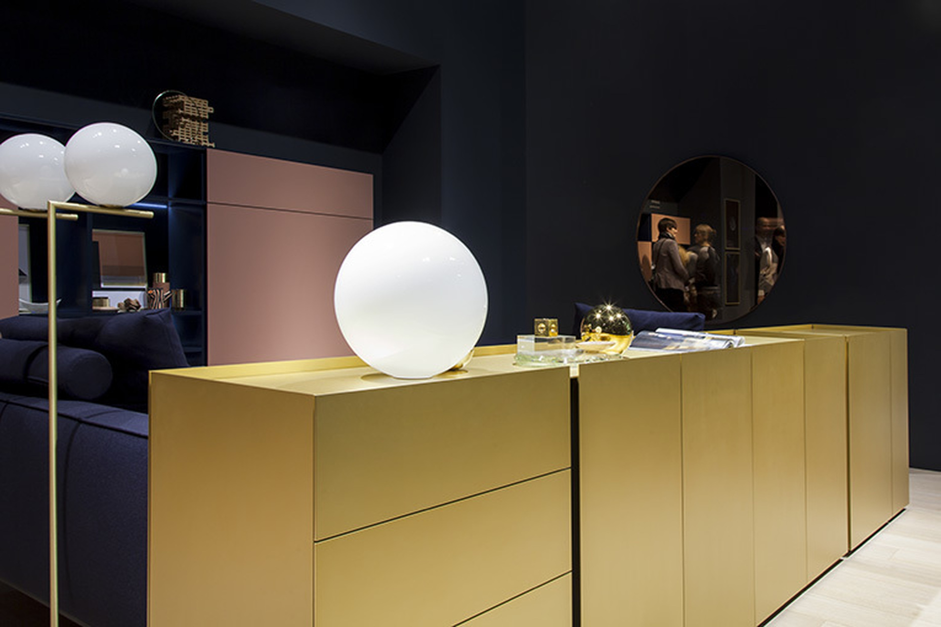 Veredelung: Mittels einer goldschimmernden Oberfläche fallen selbst schlichte Formen auf, zum Beispiel beim Sideboard „Jorel“ von Philipp Mainzer für Interlübke.