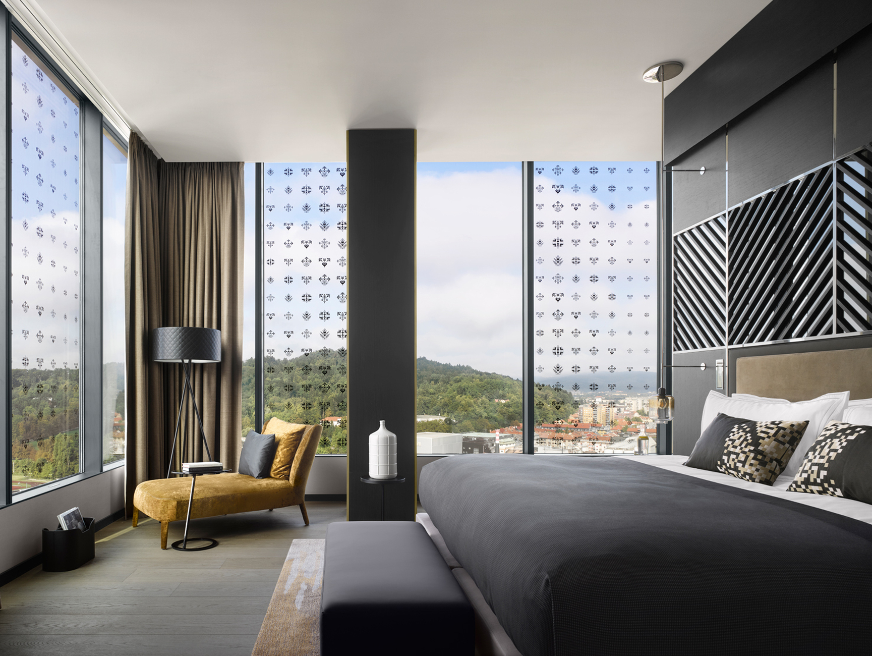 The spacious rooms of the 21-storey hotel offer a magnificent panorama thanks to floor-level windows.