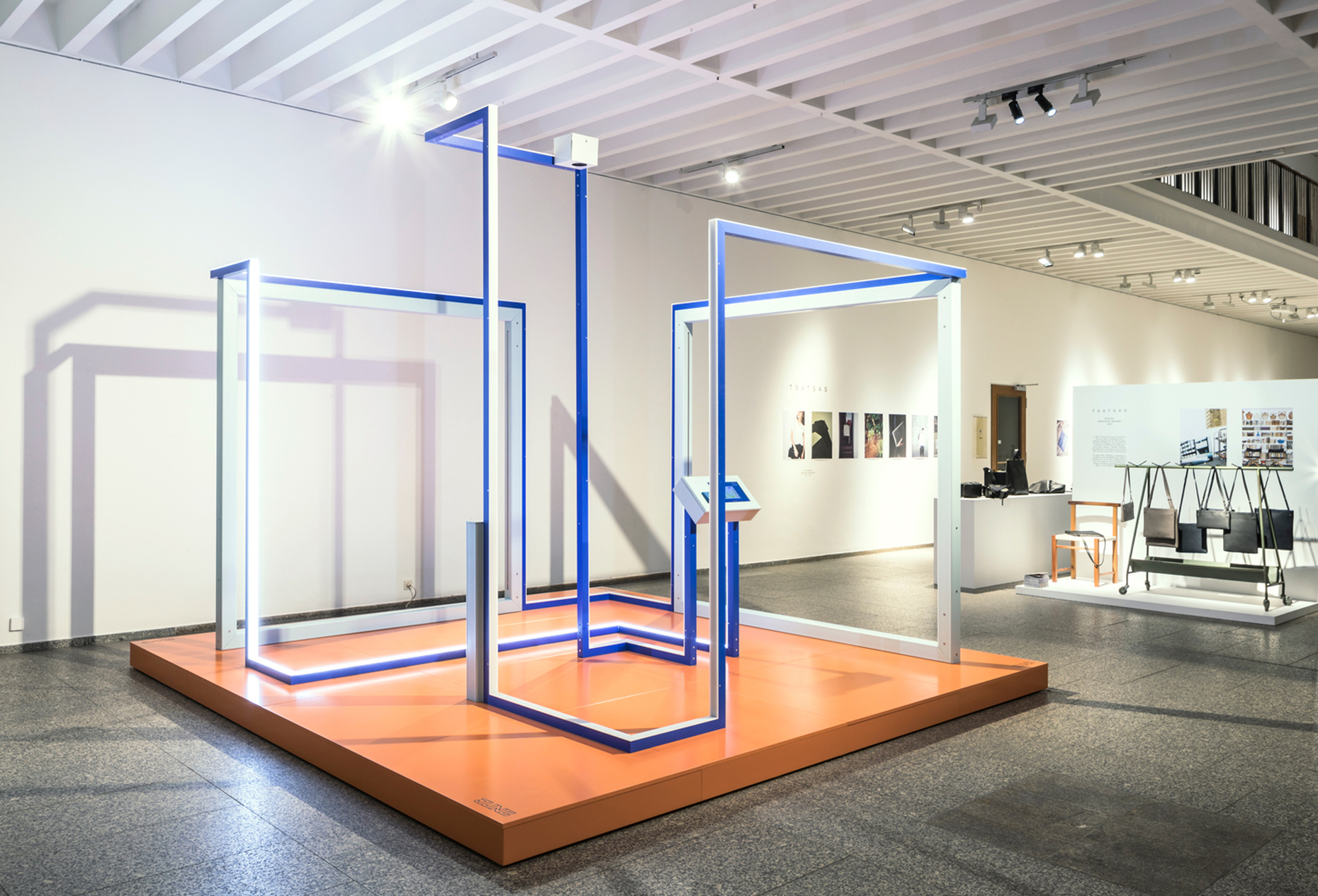 Die Installation von Jung greift zum 50jährigen Jubiläum des Flächenschalters LS 990 alle wesentlichen Aspekte dessen auf: Geometrie, Berührung, Bewegung, Licht und Klang.