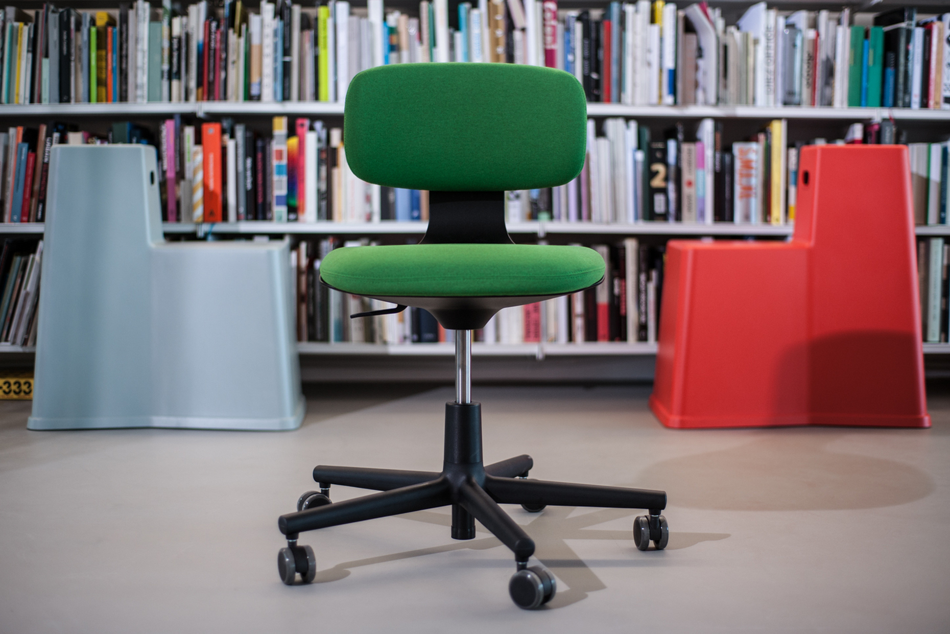 Laut Konstantin Grcic eignet sich "Rookie" für zeitgemäße Arbeitswelten in denen Nutzer nicht einen bestimmten Stuhl besitzen, sondern je nach Situation immer wieder wechseln.