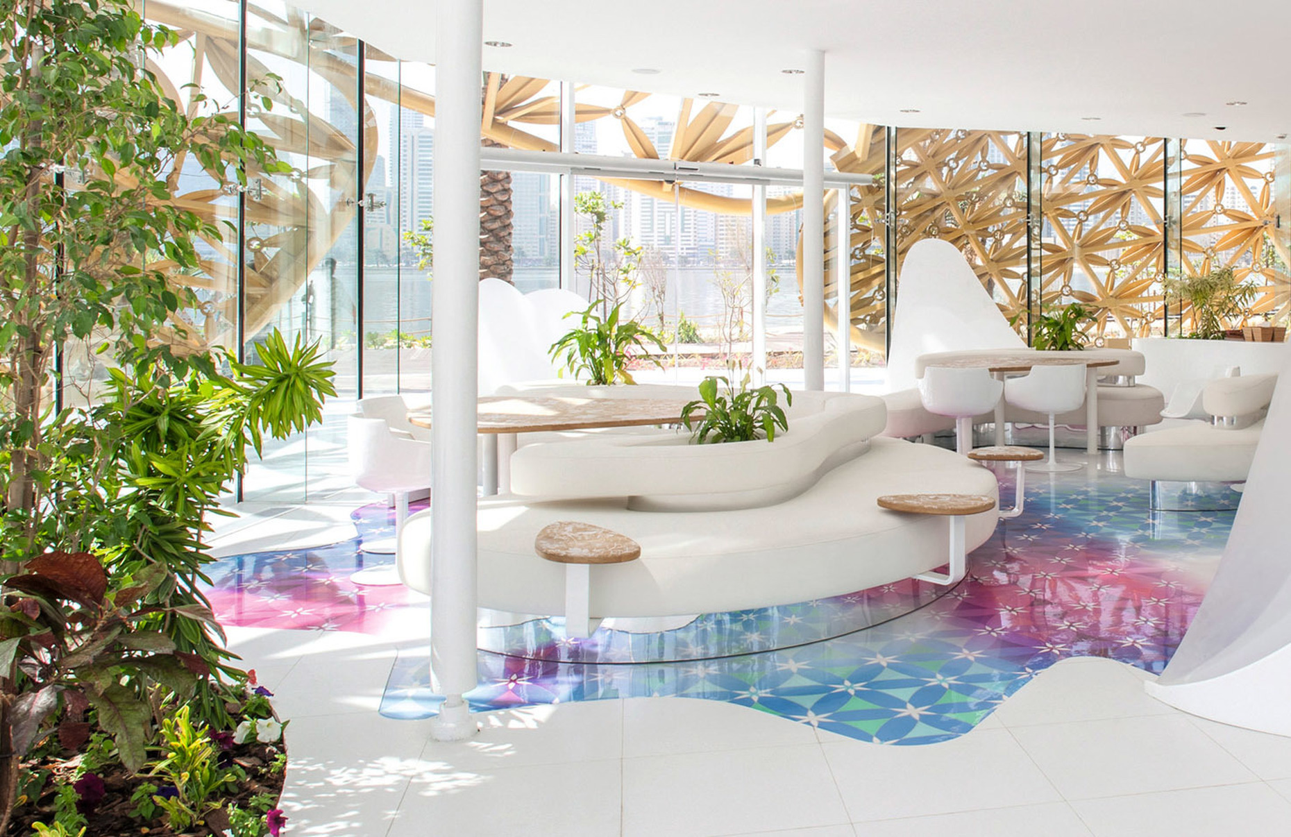 Das Biotop sowie viele der Sitz- und Bodenflächen, Verkleidungen, Vorhangfassaden und Brunnen im Außen- wie im Innenbereich wurden von der Porcelanosa-Gruppe mittels einer 3D Thermoformung gestaltet.