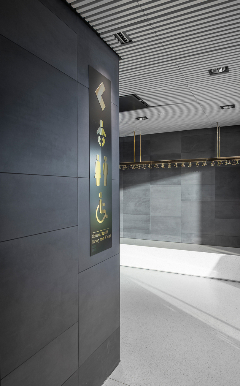 Die Farbgebung der Fliesen in mattem Anthrazit sorgt für einen edlen Charakter.