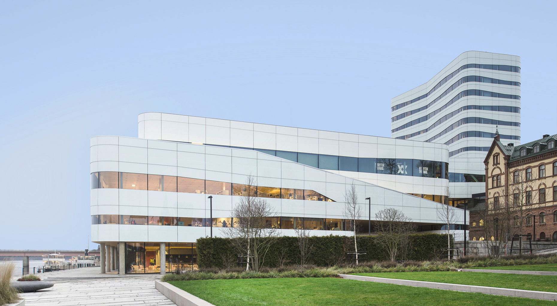 Die Fassadenbänder mit einem Wechsel aus weißen Schichten und dunklem Fensterglas sind von dem Muster der Birkenrinde inspiriert.