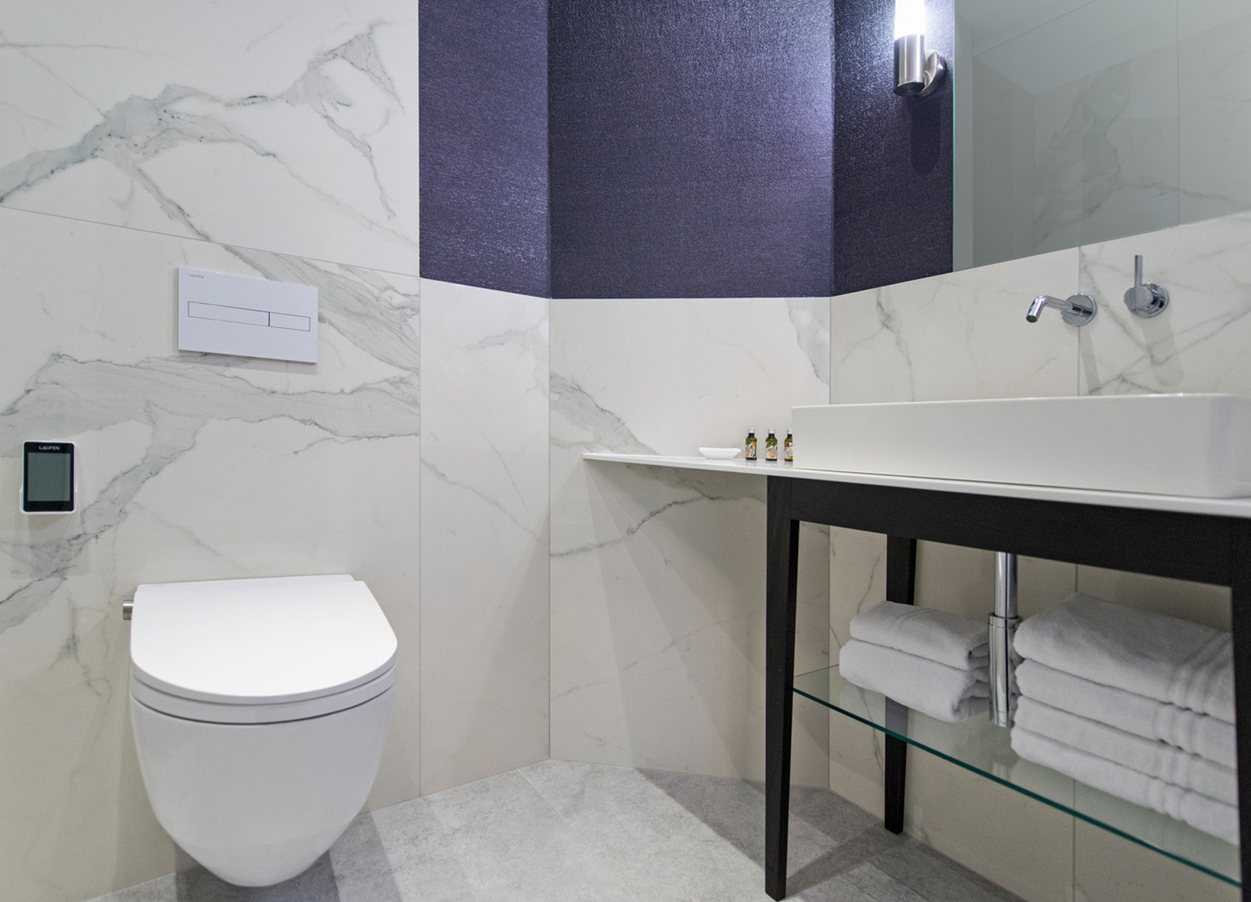 The rectangular washstands from the series “Living Square” and “Kartell by Laufen” as well as the wall-mounted and shower fittings from the “Kartell by Laufen” series provide a touch of elegance in the bathrooms.