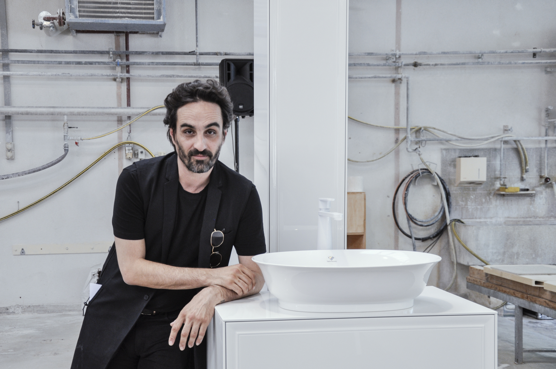 Gabriele Chiave, Creative Director des Studio Marcel Wanders, mit einem Waschtisch aus der neuen Kollektion "New Classic"
