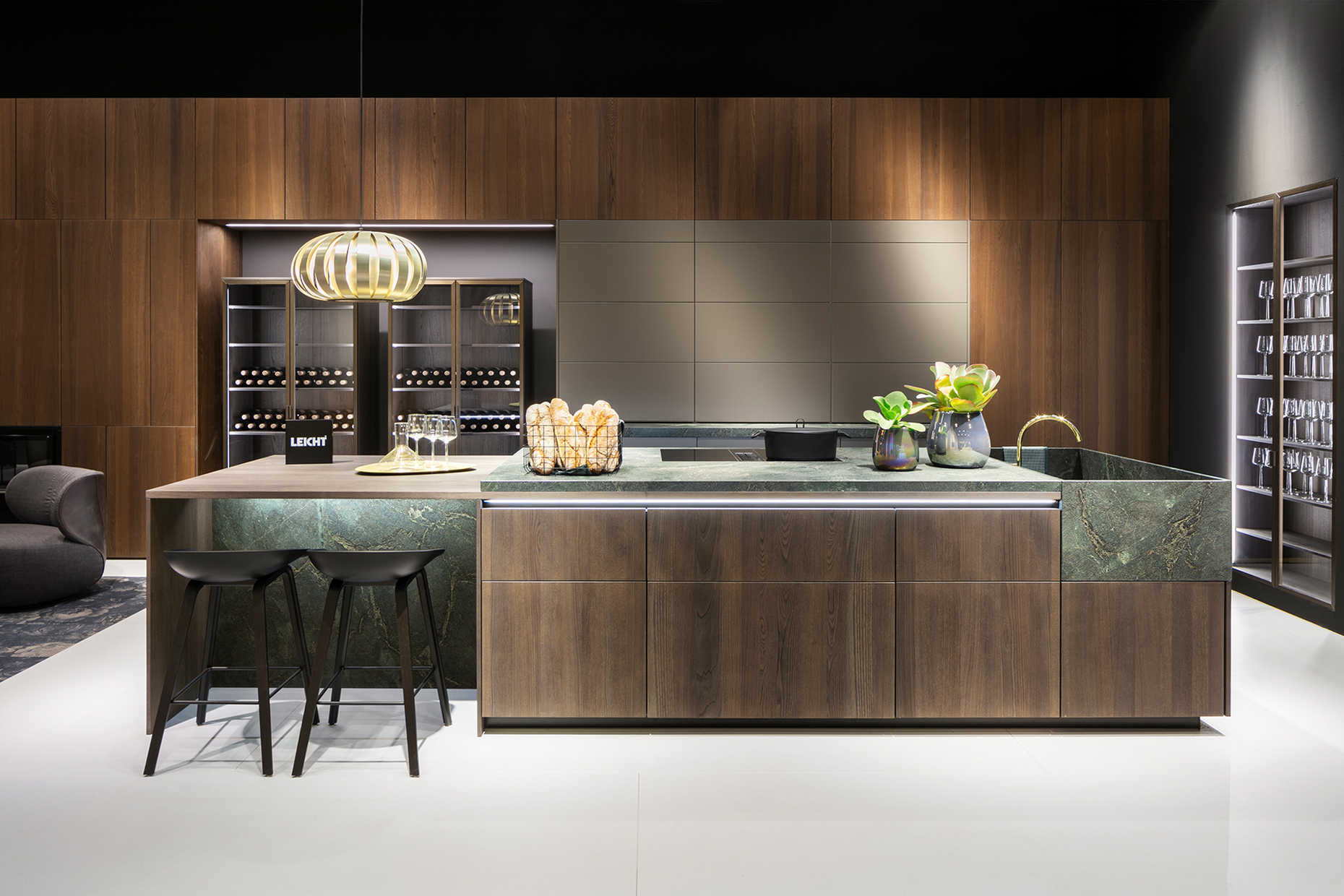 At the centre of Leicht's booth was an impressive kitchen island combining dark wood, marble, brass and "Umbra" surfaces from the "Les Couleurs Le Corbusier" collection.