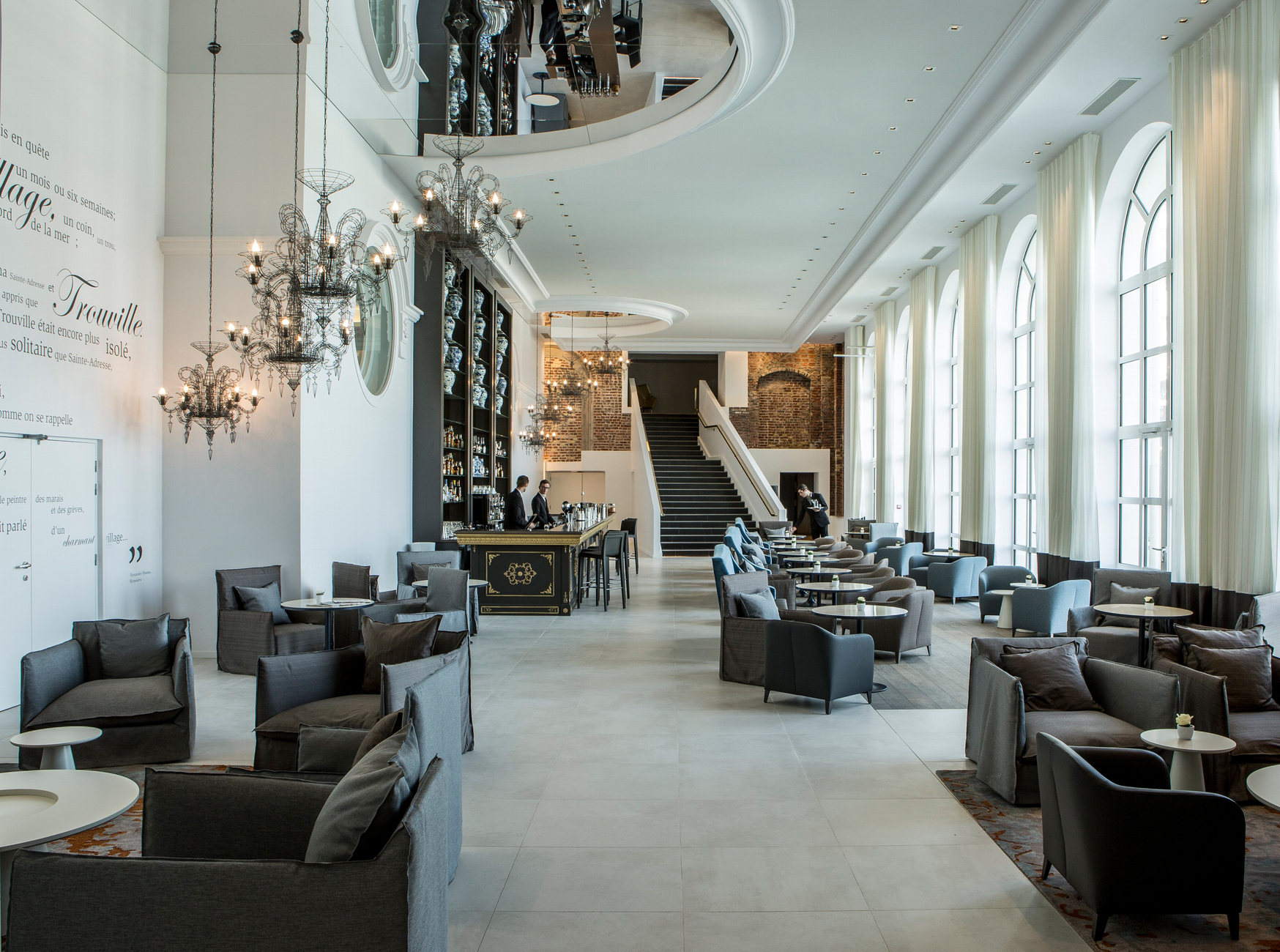 Elegantes Entrée: Bei der Ausstattung des Hotels "Les Cures Marines" setzt der Designer Jean-Philipe Nuel auf die eleganten Möbel von Ligne Roset.