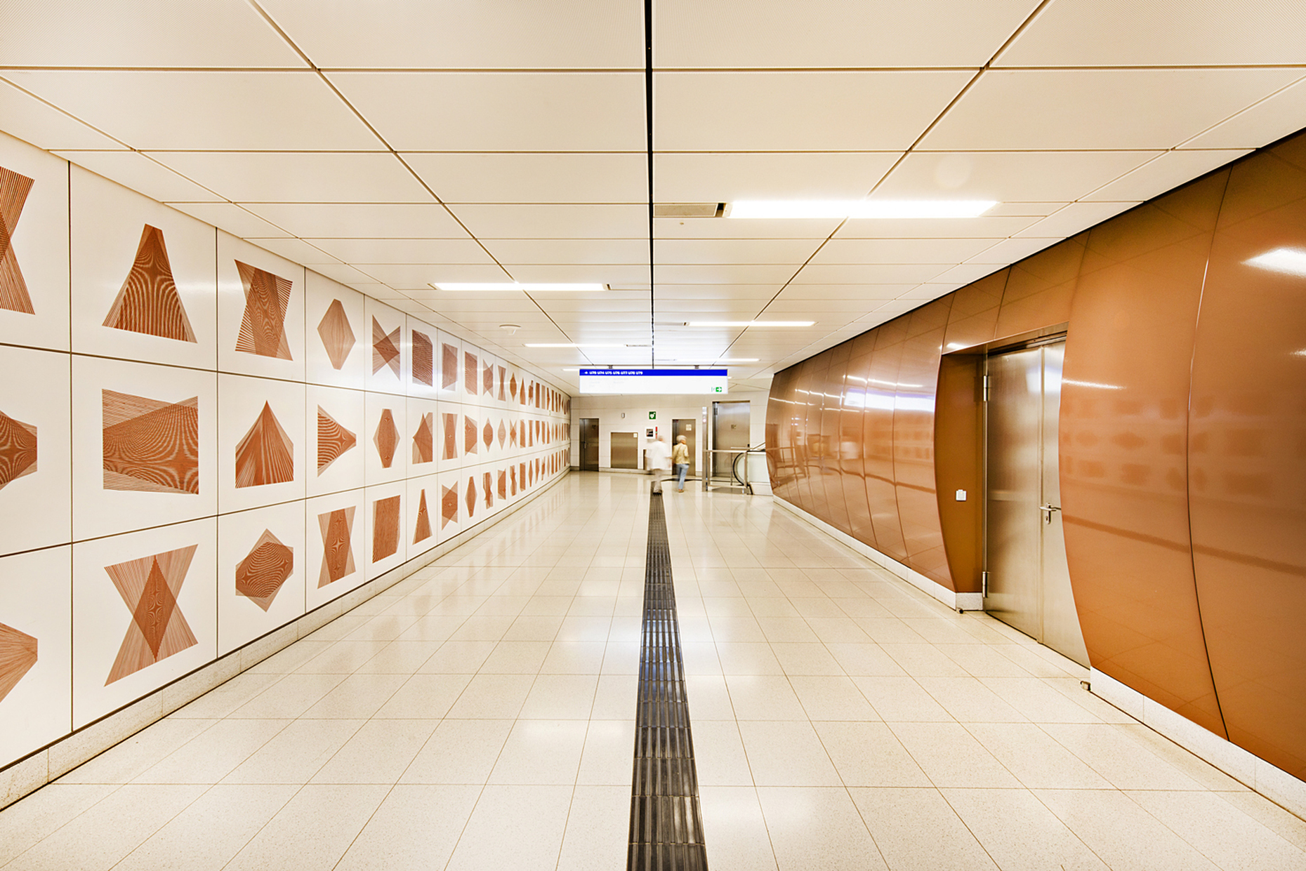 For the artistic design open perspectives, bright spaces and links with the urban space above ground were requested.