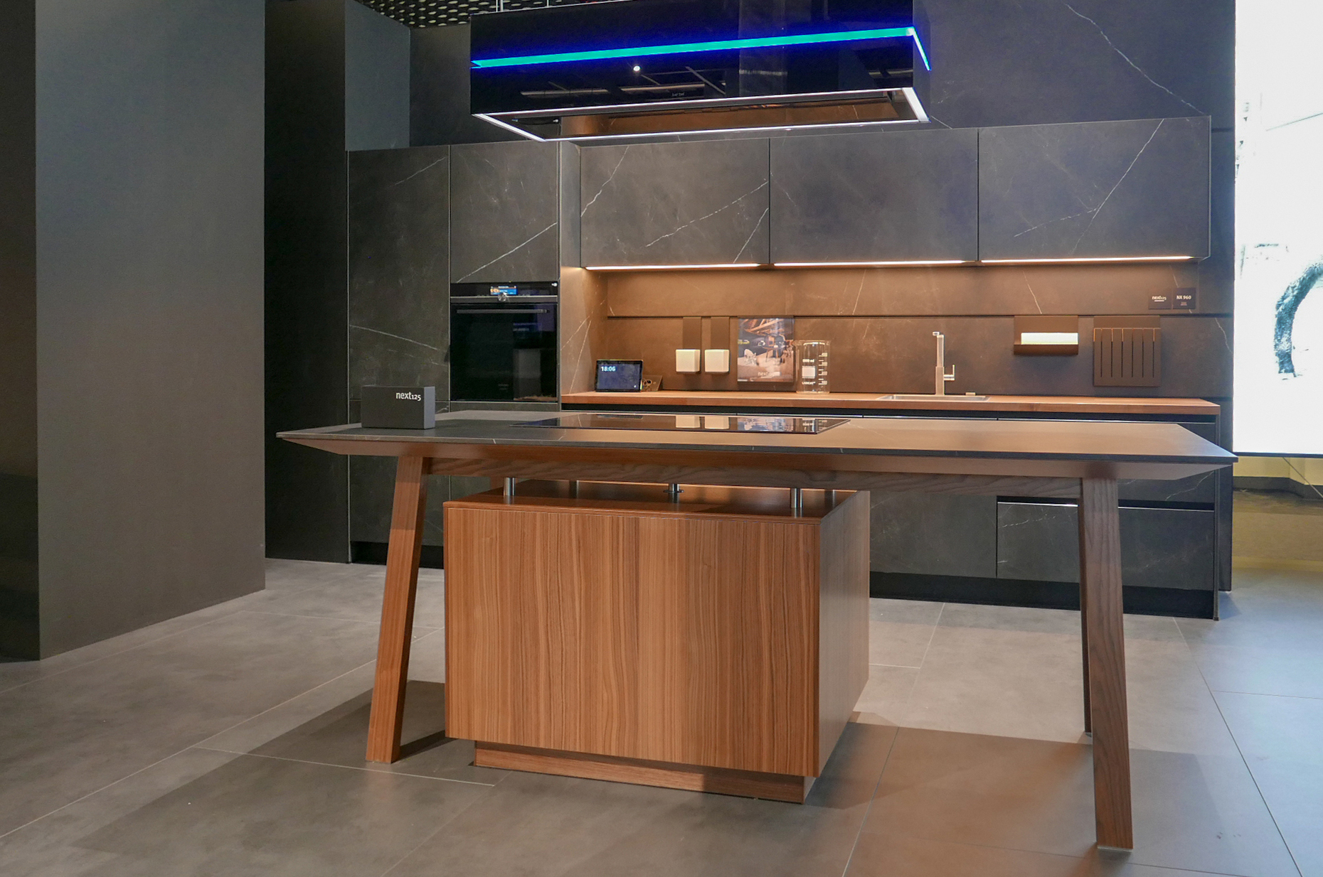 The cooking table is a characteristic design element in next125 kitchens. At Living Kitchen, the company presented it in combination with Smart Home applications.