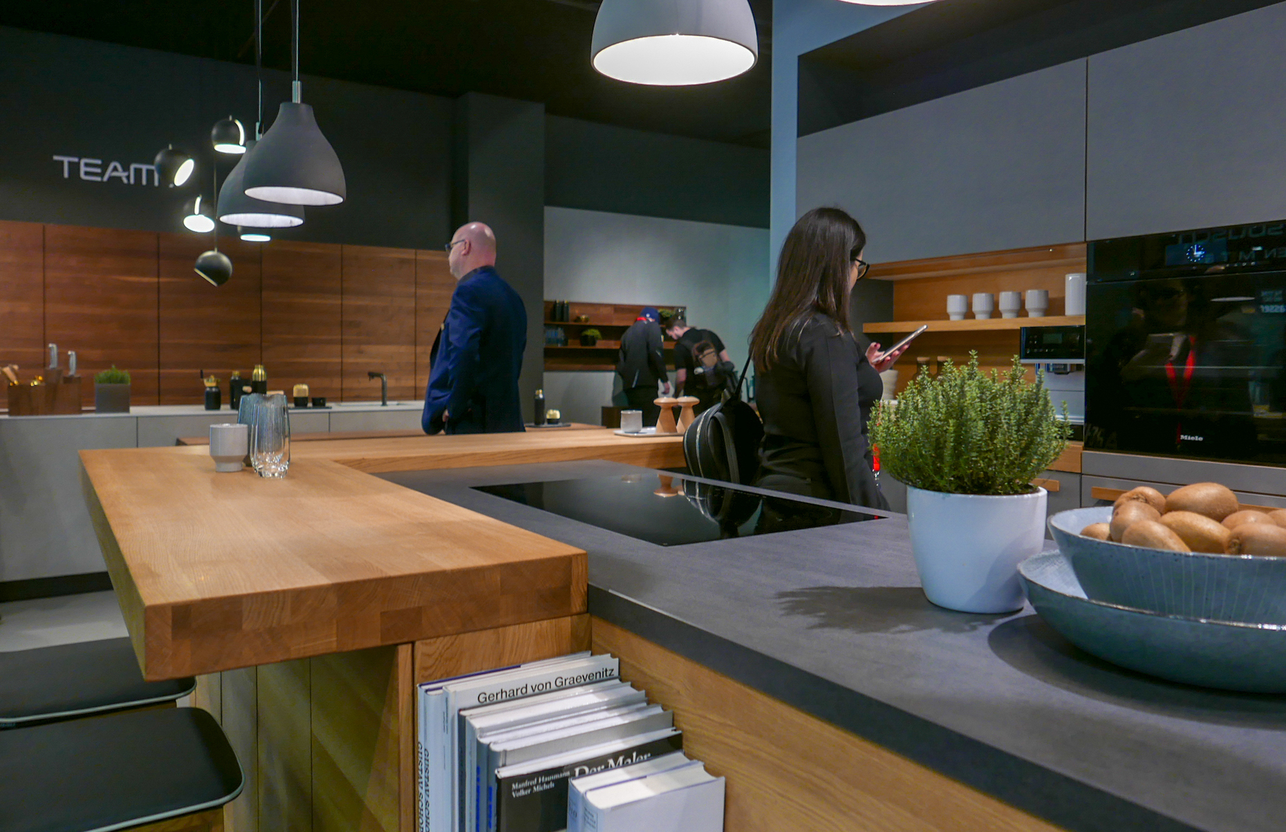 The solid three-layer panel, which Team 7 presented as a trade fair innovation at Living Kitchen 2019, can be used in many ways - here as a cantilevered kitchen counter, for example.