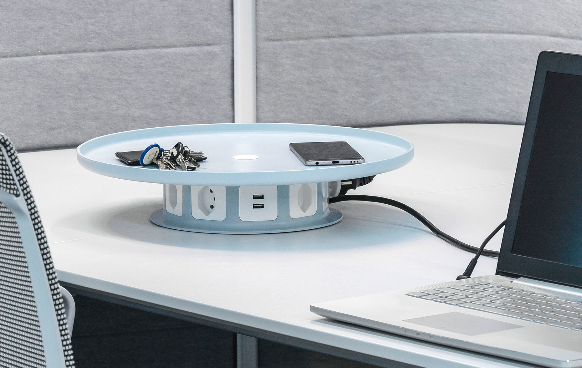 The power distributor "Rond-Point" was designed by Maxime Augay as part of a cooperation between his university, ECAL in Lausanne, and Vitra.