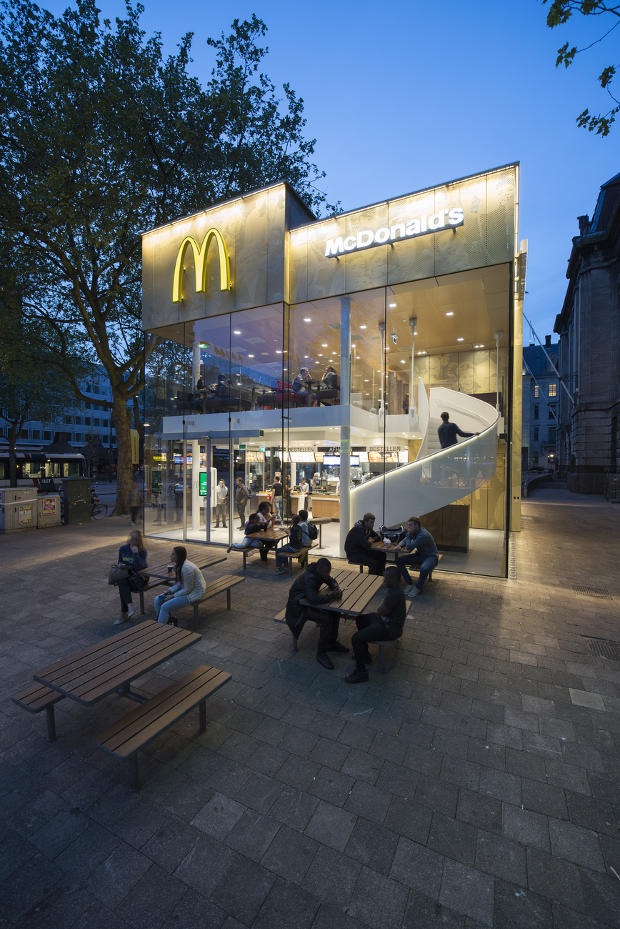 Strahlende Architektur für eine Filiale von Mcdonalds in Rotterdam von Mei Architects