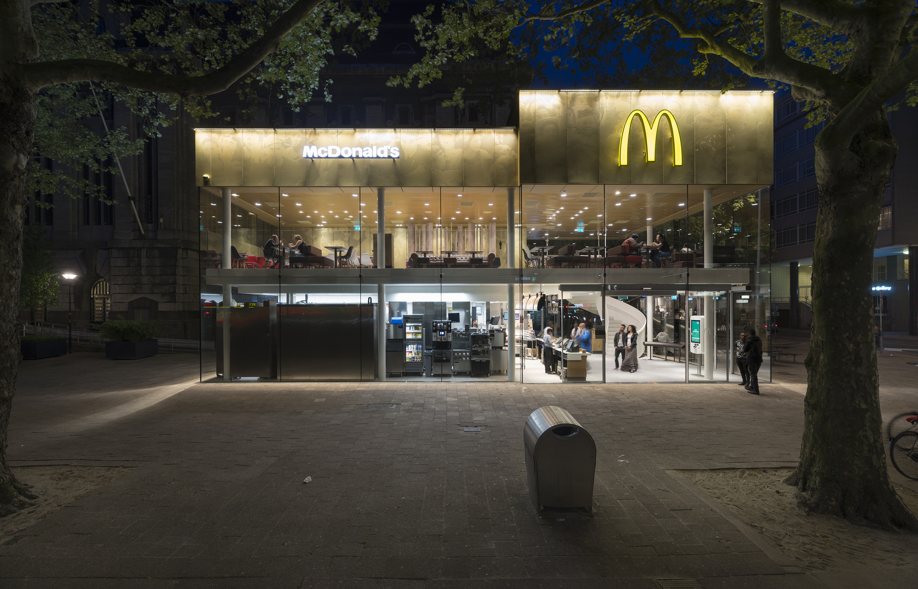 Pavillon an der Coolsingel von Mei Architects für McDonalds in Rotterdam