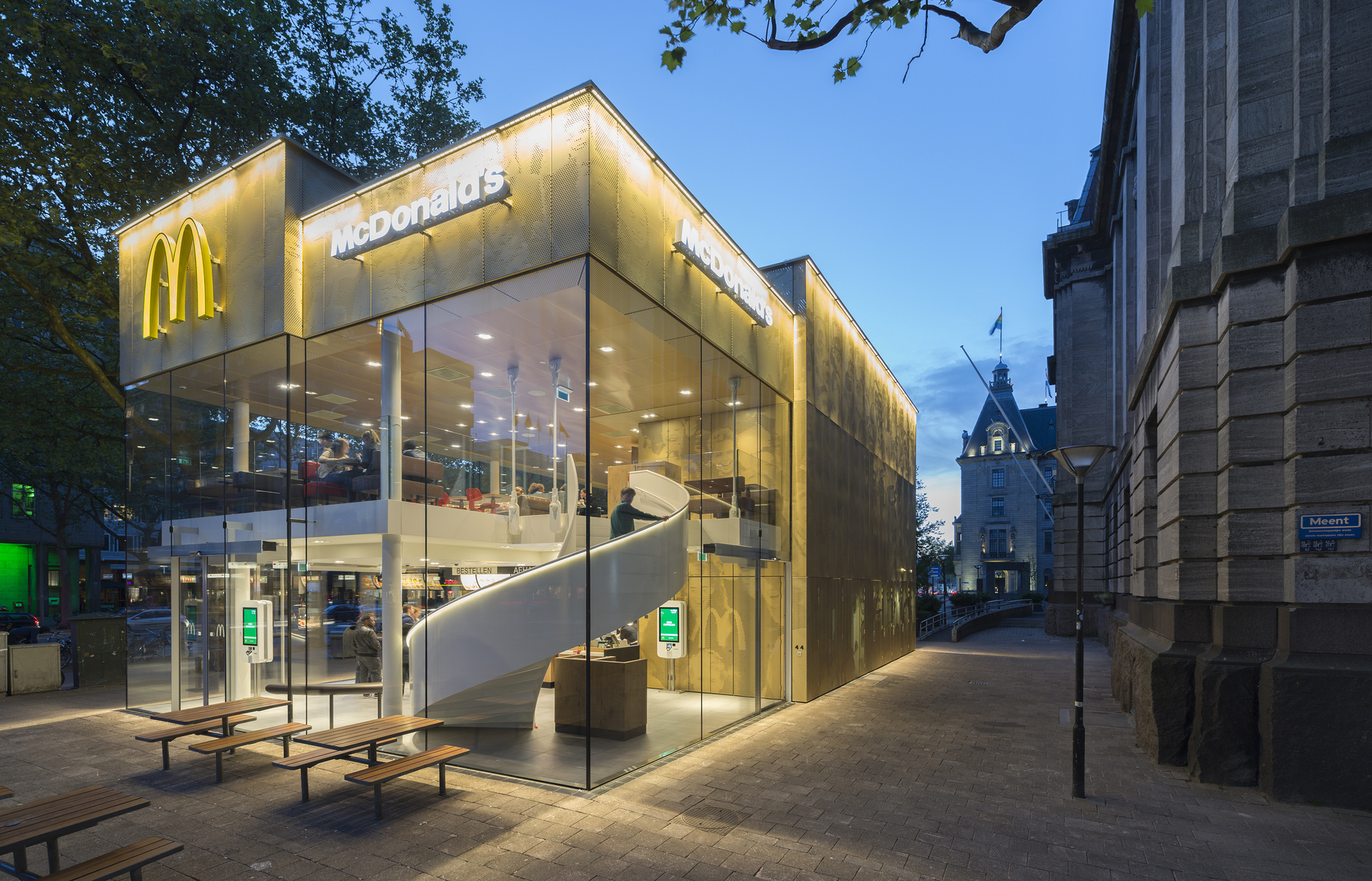 Strahlende Architektur für eine Filiale von Mcdonalds in Rotterdam von Mei Architects