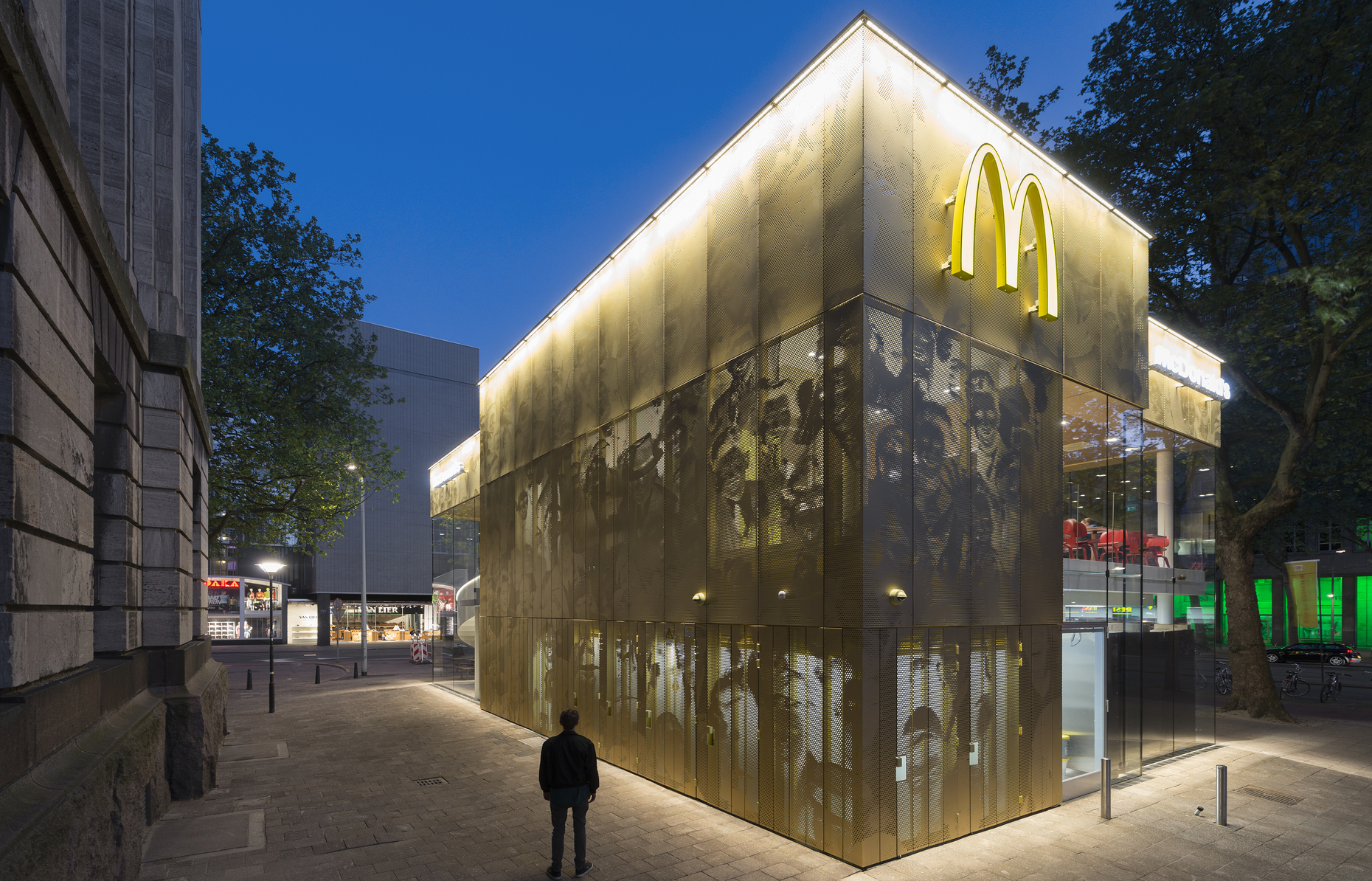 Strahlende Architektur für eine Filiale von Mcdonalds in Rotterdam von Mei Architects