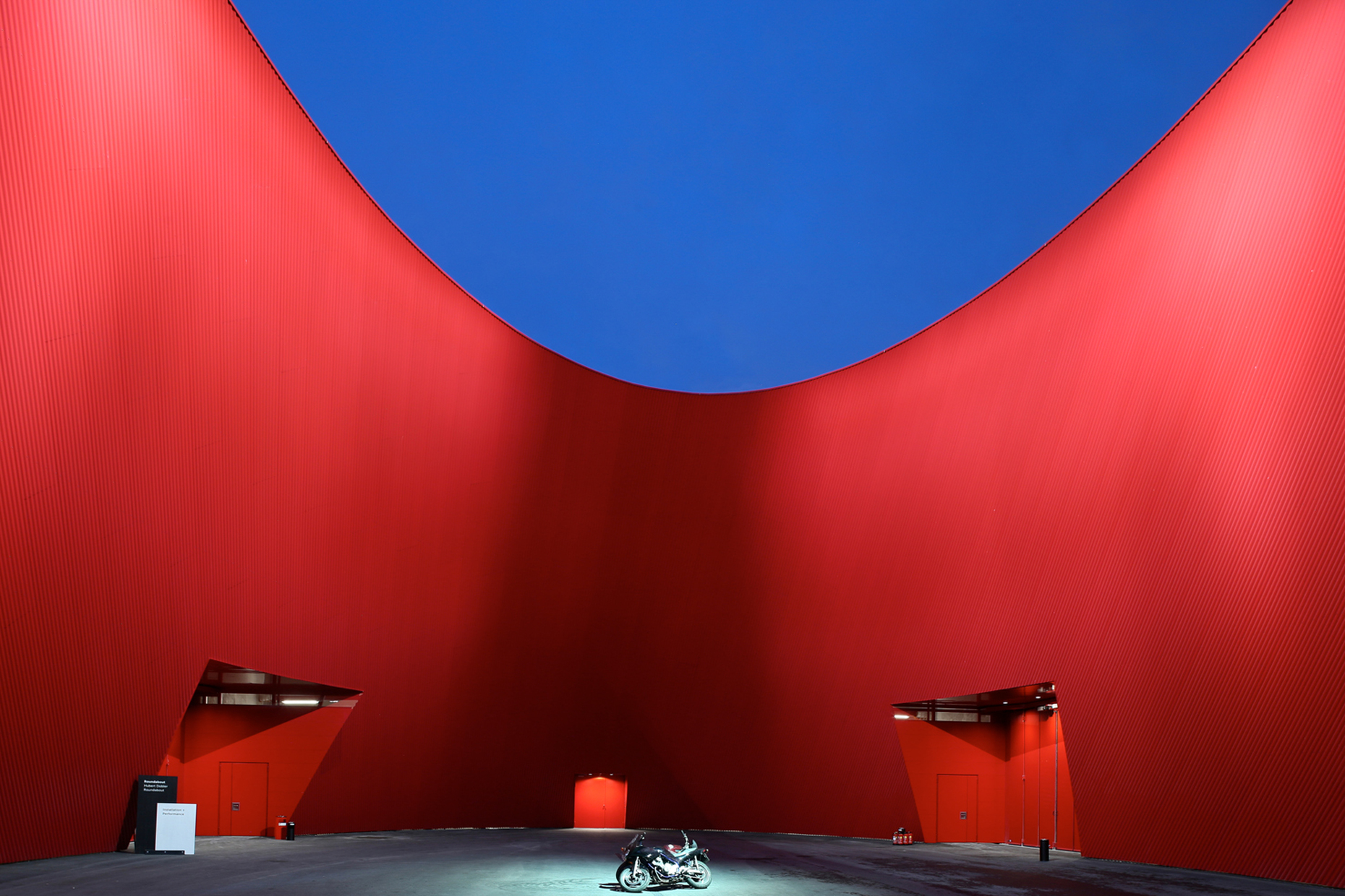 Thanks to the elliptical cuttings in the structure, even the loading yard adjoining Hall 11 offers sweeping views.