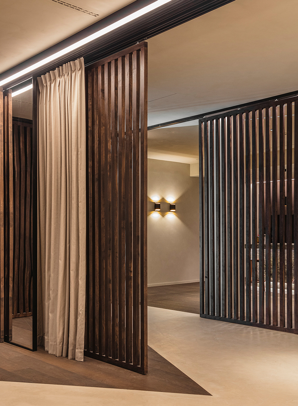 The wall spotlight “Trapz” creates a subtle shadow effect with the aid of a shallow cylinder that emphasises the lounge character.