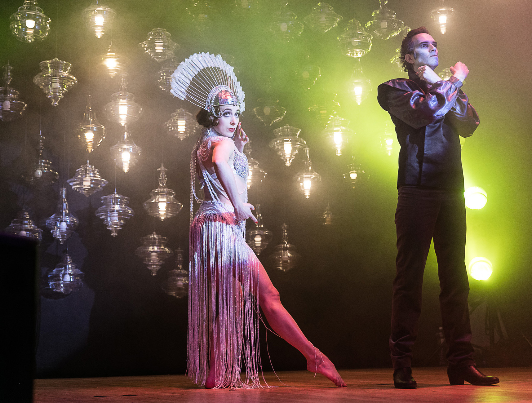Burleske Show mit Lüstern aus der "Neverending Glory" Kollektion