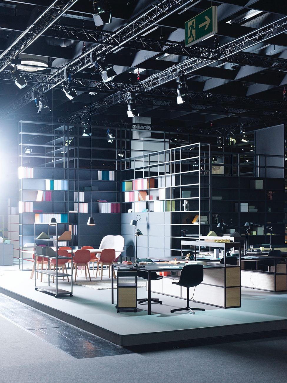 „New Order“ überzeugt als Raumstruktur: Der Messestand von Hay auf der Orgatec 2014 in Köln.