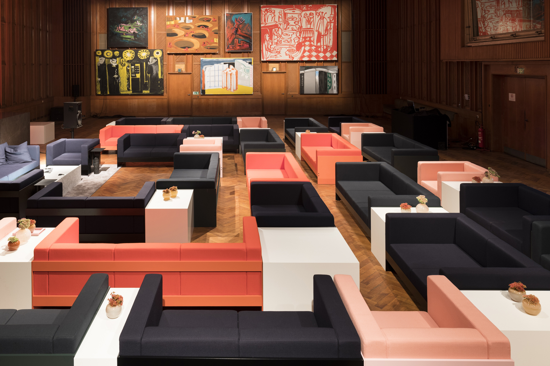 Classical in its well-proportionedness and austerity of form, highly contemporary in its materiality and appearance: the "Standard Sofa" is a highly successful addition to the New Tendency portfolio.