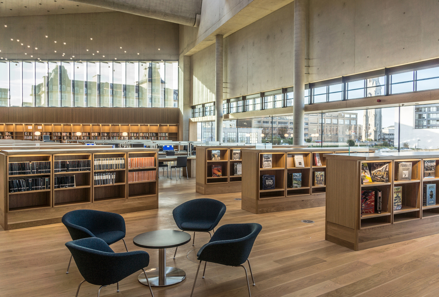 Die Architekten Carr Cotter & Naessens entwarfen das dreistöckige, mit Granit verkleidete Gebäude, dessen Holzböden und großzügige, helle Räume eine angenehme Leseatmosphäre bietet.