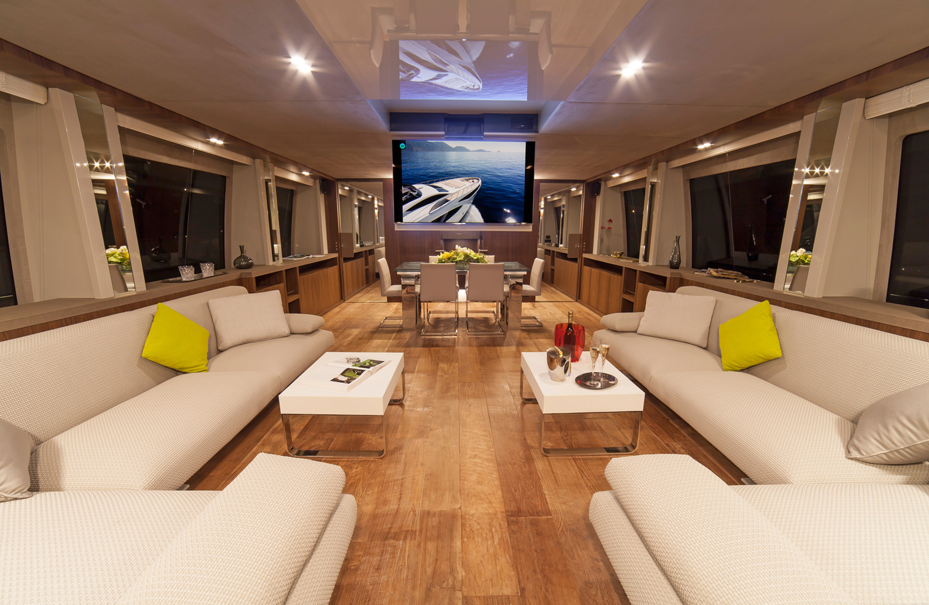 Für das Interior Design der Superyacht hat die Gruppo Permare das modulare Sofa "Move" von Paola Lenti ausgewählt.