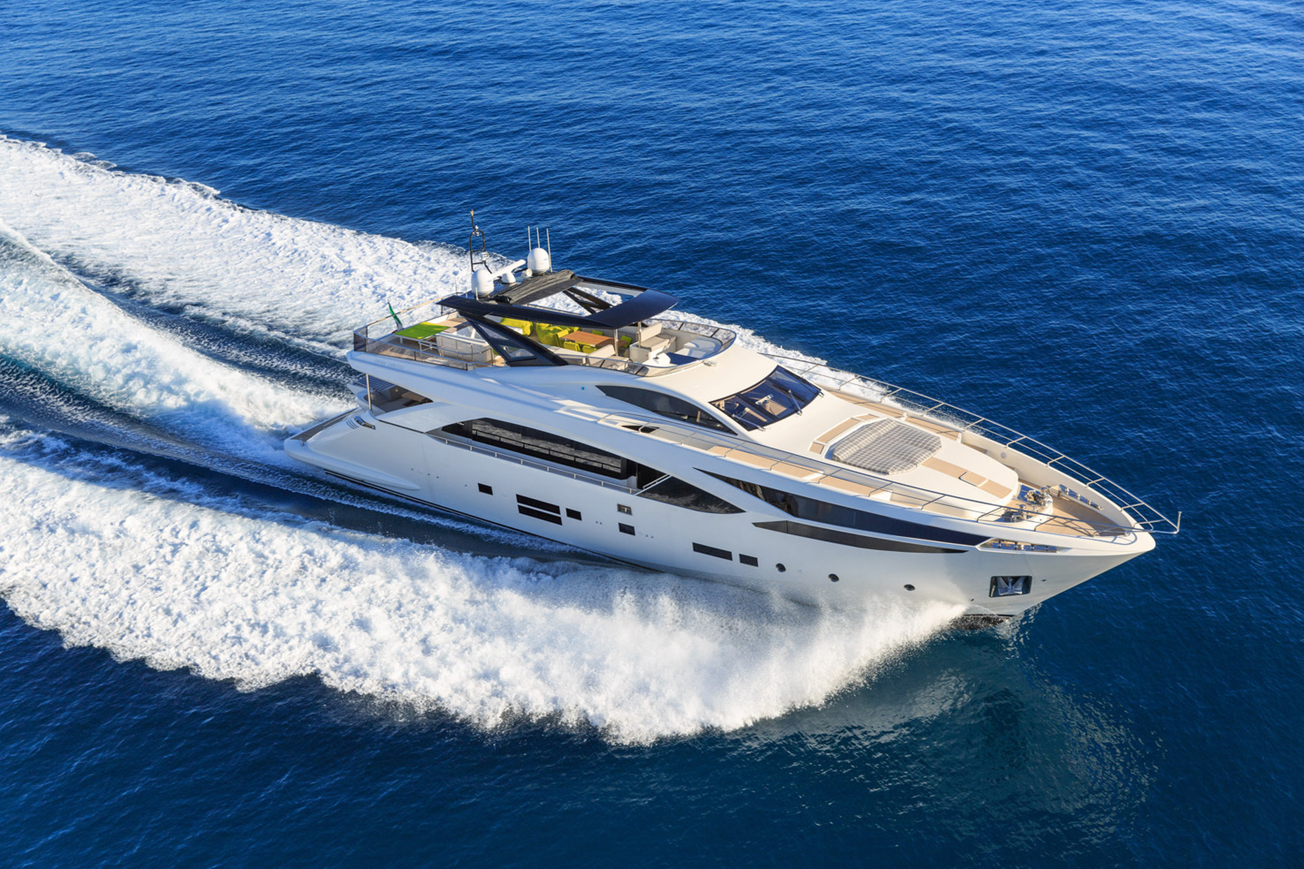Die "Amer Cento Quad" hat im letzten Jahr auf dem Cannes Yachting Festival den Award "Most Innovative Yacht of the year" erhalten.