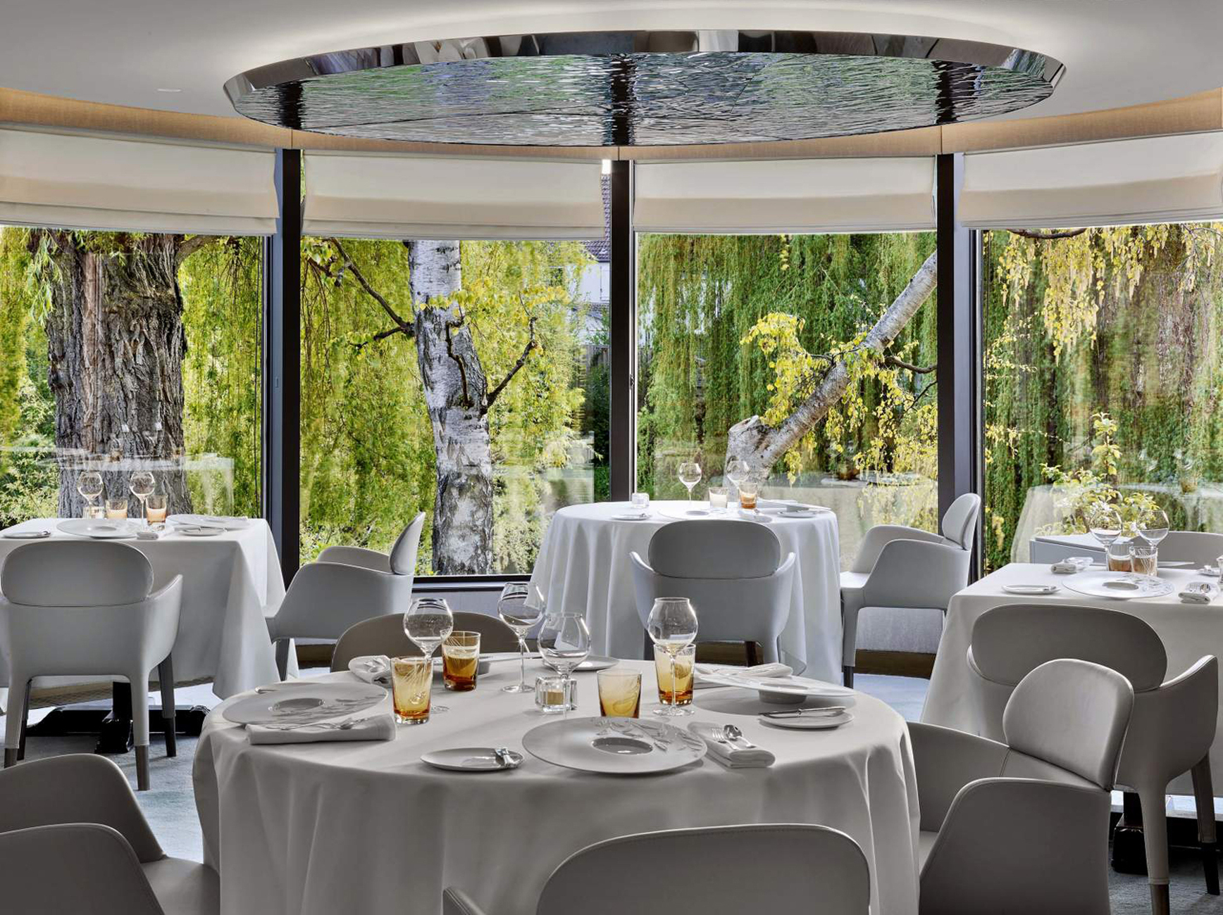 Zum perfekten Genuss gehört eine bequeme Sitzgelegenheit: Im 3 Sterne-Restaurant "L'Auberge de l'Ill" darf der Gast auf "Ester"-Stühlen und Sessel von Pedrali Platz nehmen.