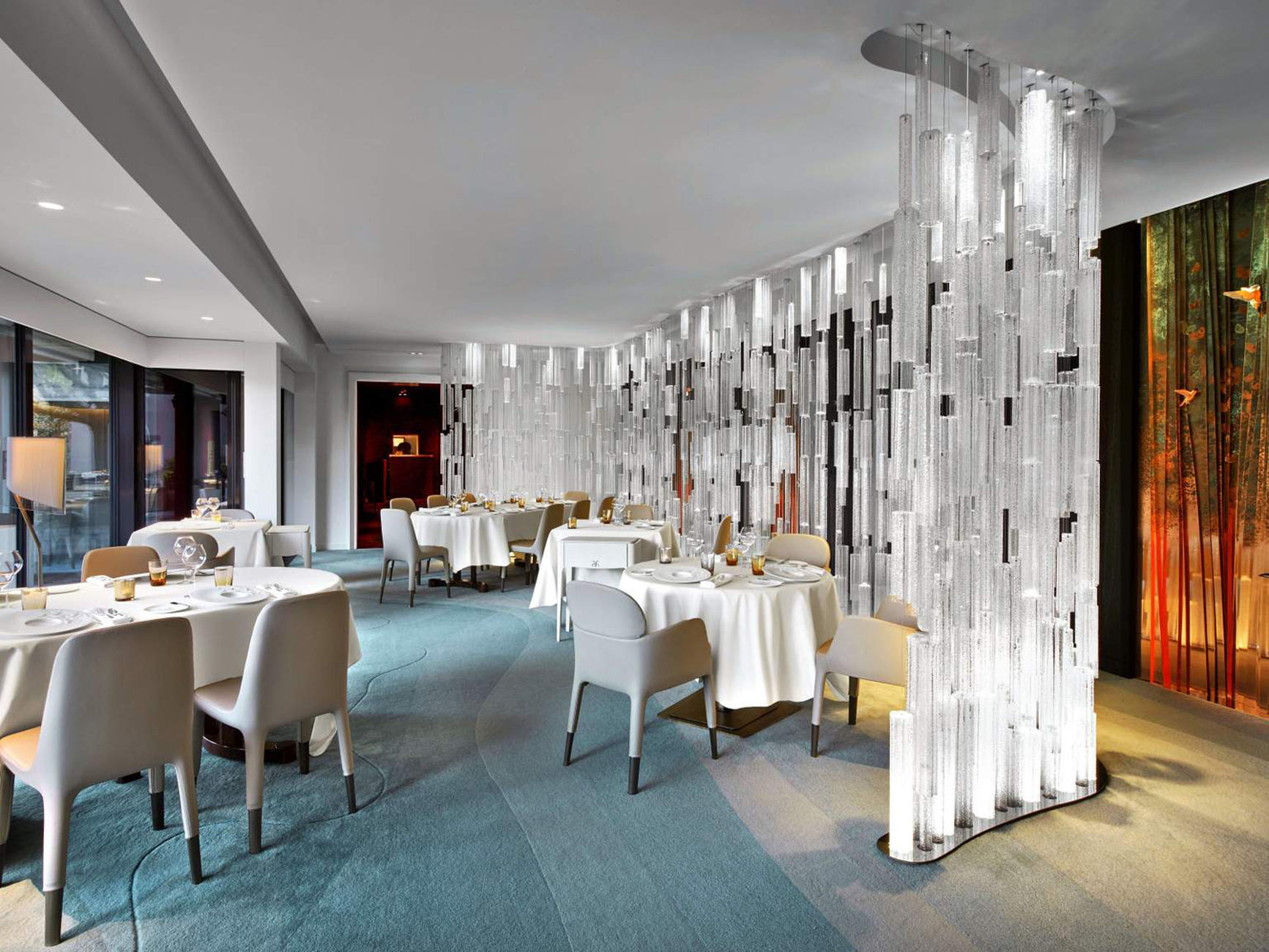Damit der Blick auf den Teller wie in den Raum den Gast erfreut, hat das Architekturbüro Jouin Manku das Restaurant in vier Bereiche unterteilt und diese zu Themenwelten gestaltet.