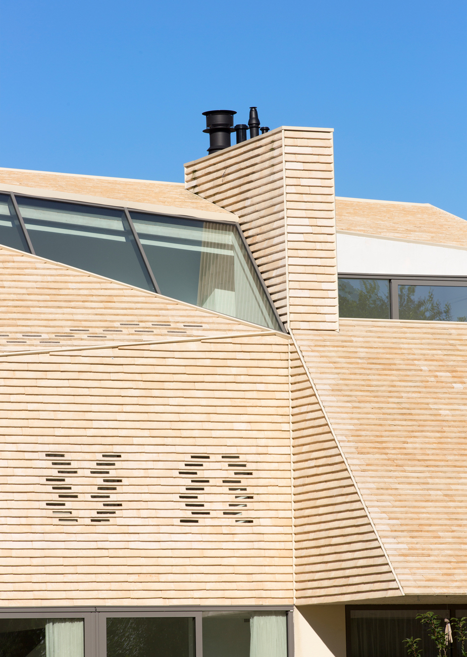 The rectangular openings in the cladding lend the villa a decorative touch and enable additional daylight to enter the interior.