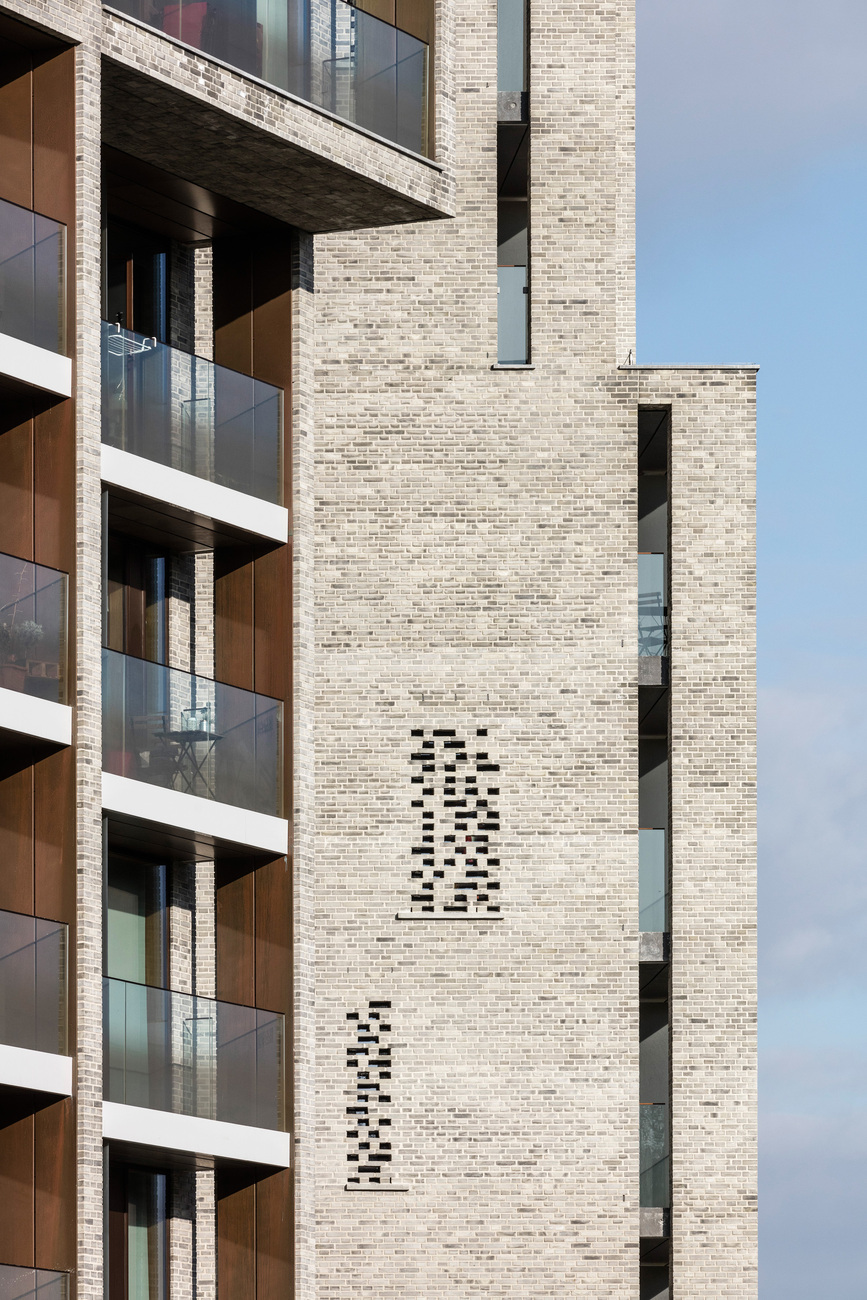Illuminants: During the night, light falls through the narrow openings in the façade.