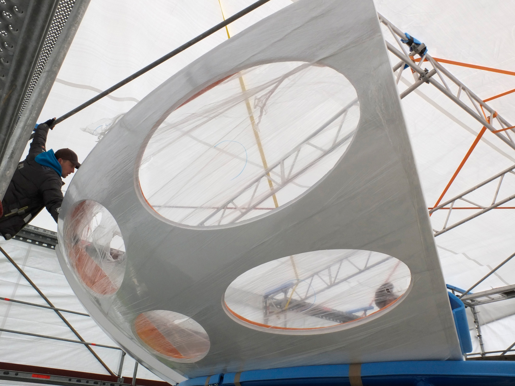 Restoration of the 16 circle segments of the plastic house.