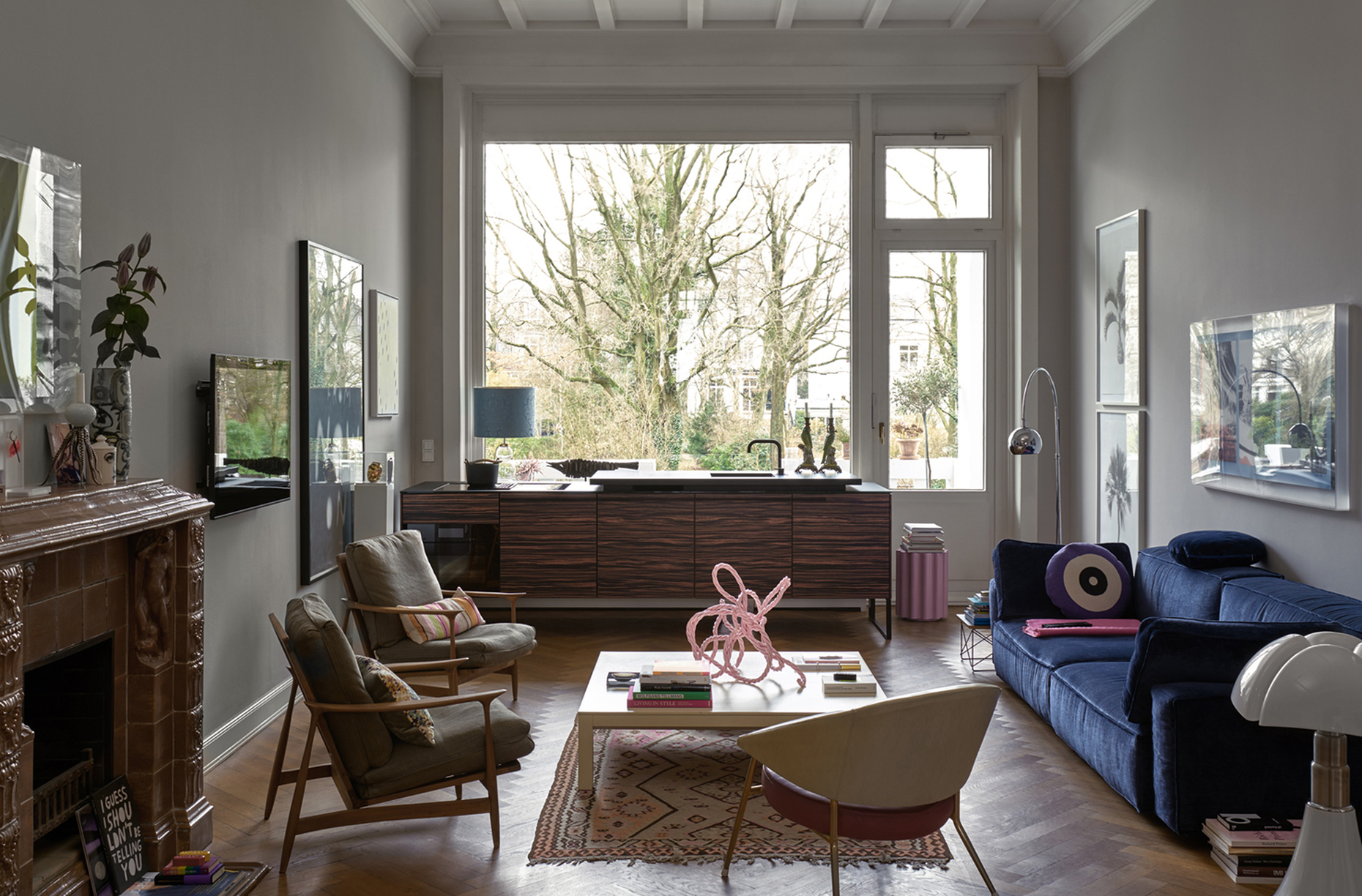 Suchbild: In diesem Wohnraum ist eine Küche versteckt, um genau zu sein "+Venovo" von Sören Jungclaus und Mathias Knigge für Poggenpohl.