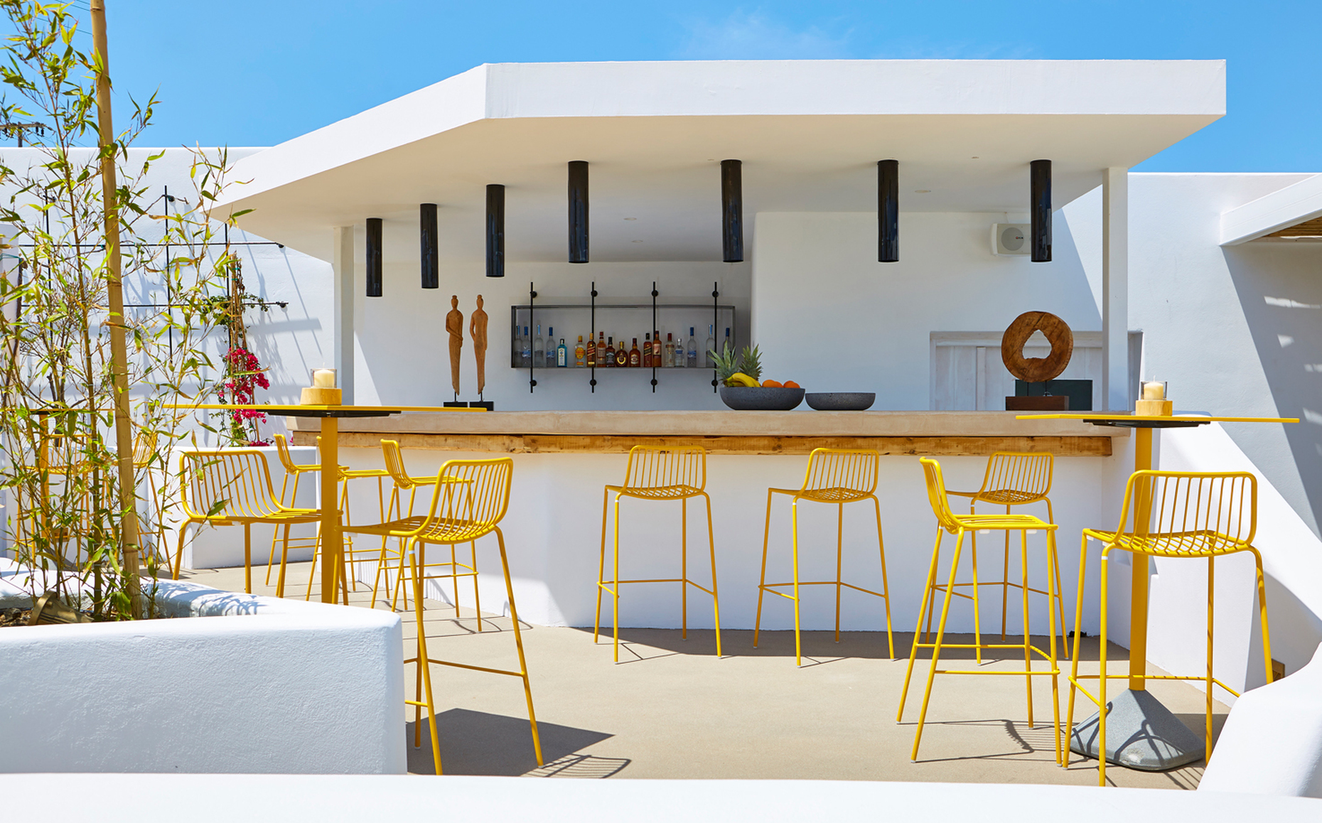 Visitors sip their aperitif at the bar in the Garden area on bar stools from the “Nolita” collection or at tables with concrete bases from the “Concrete” series.