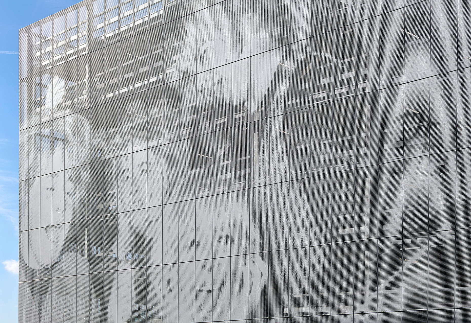 Mittels Perforation der Bleche hat Studio Egret West die Reproduktion einer schwarz-weißen Fotografie von kreischenden Beatles-Fans umgesetzt.